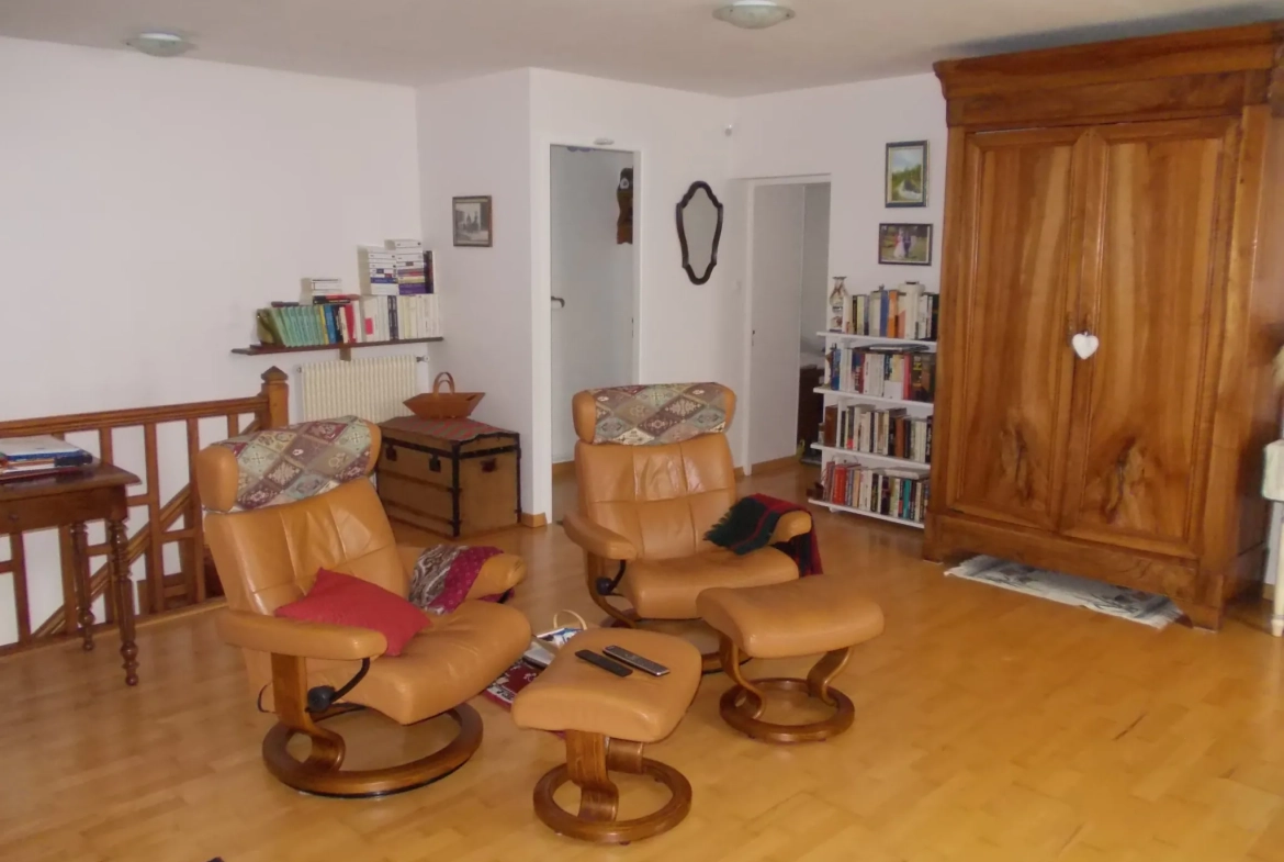 Maison charentaise à Jonzac de 121 m² avec terrain arboré et rénovation récente 