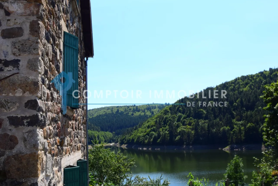 Charmante maison de village en pierre avec vue sur le lac de La Palisse en Ardèche 
