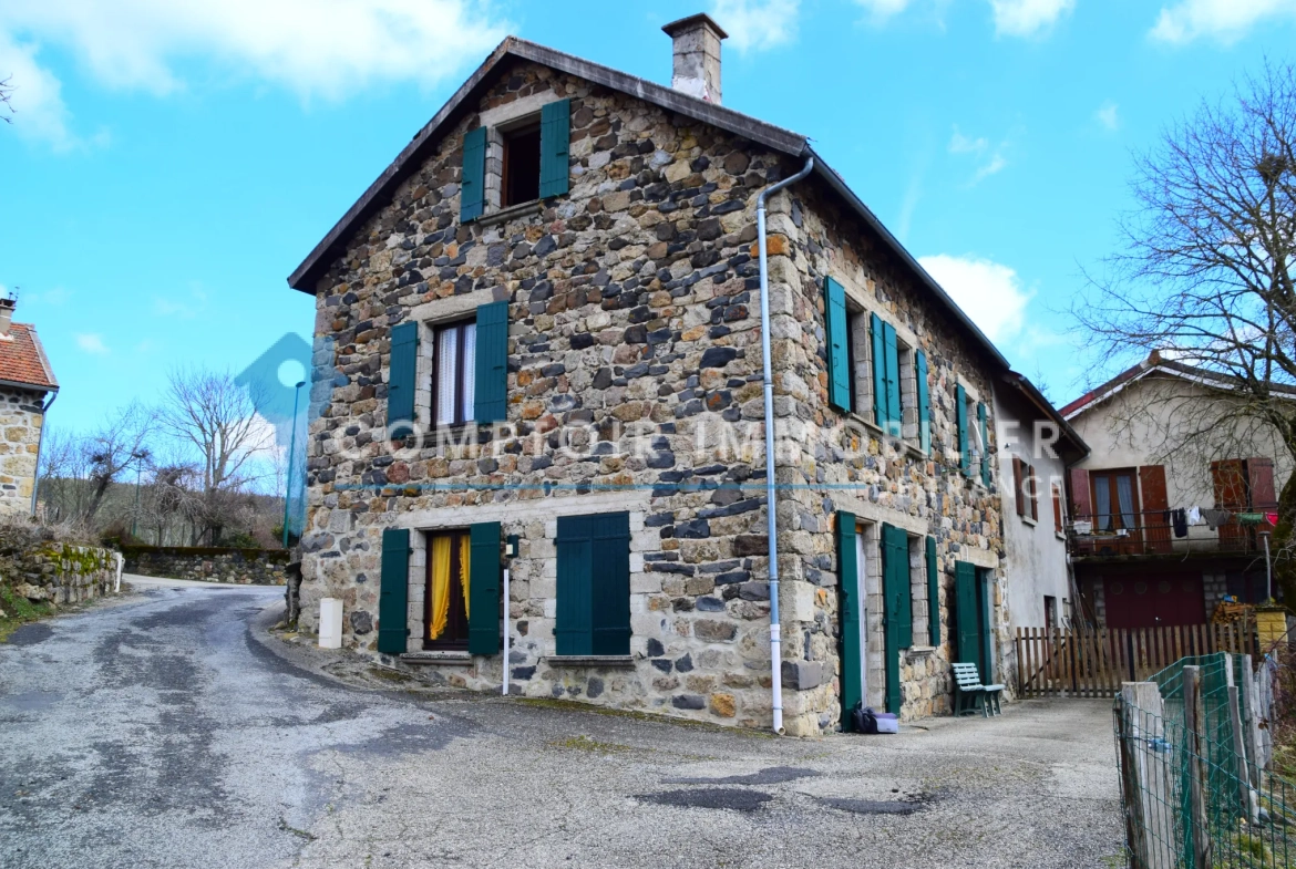 Charmante maison de village en pierre avec vue sur le lac de La Palisse en Ardèche 