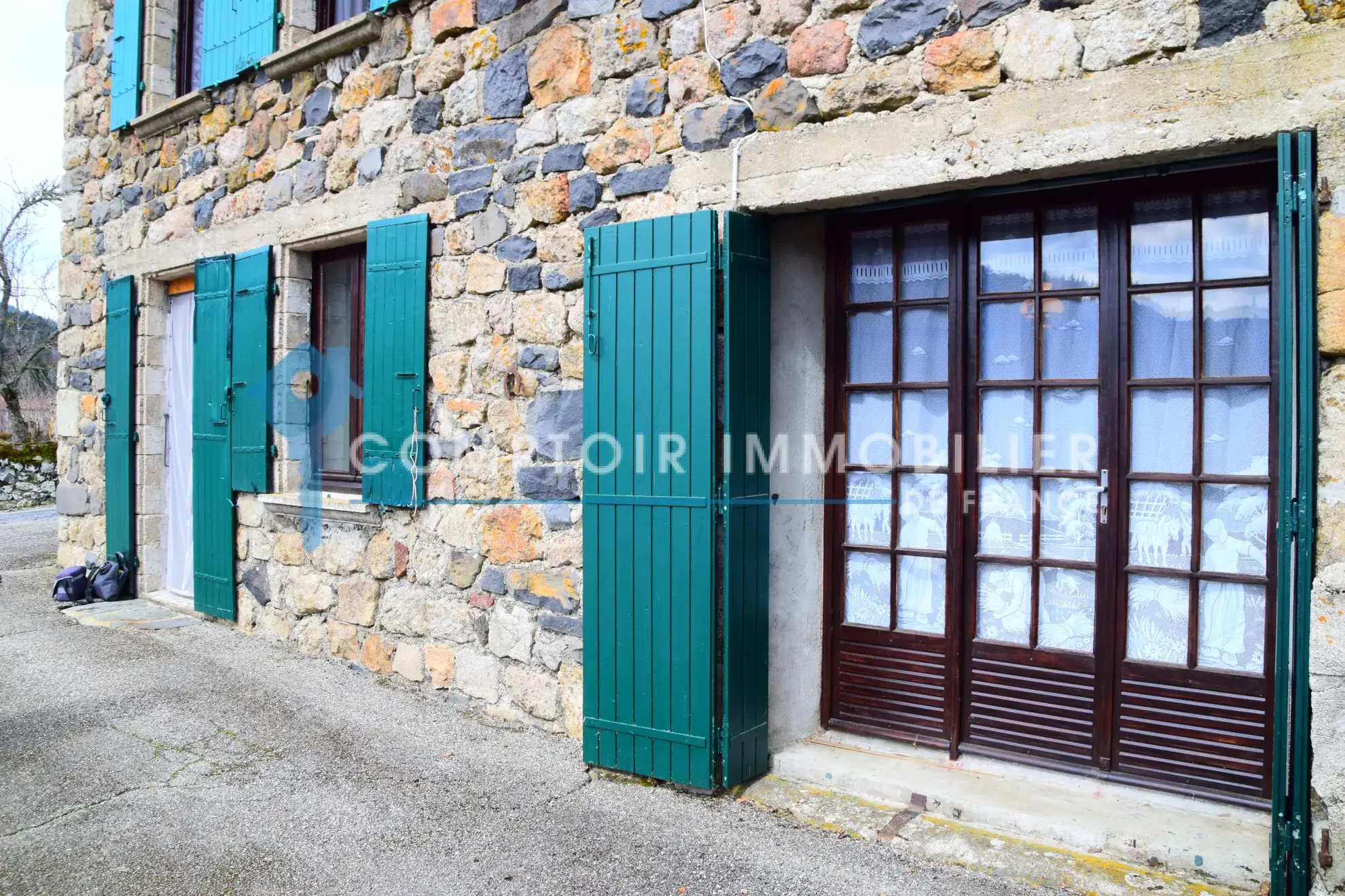 Charmante maison de village en pierre avec vue sur le lac de La Palisse en Ardèche 
