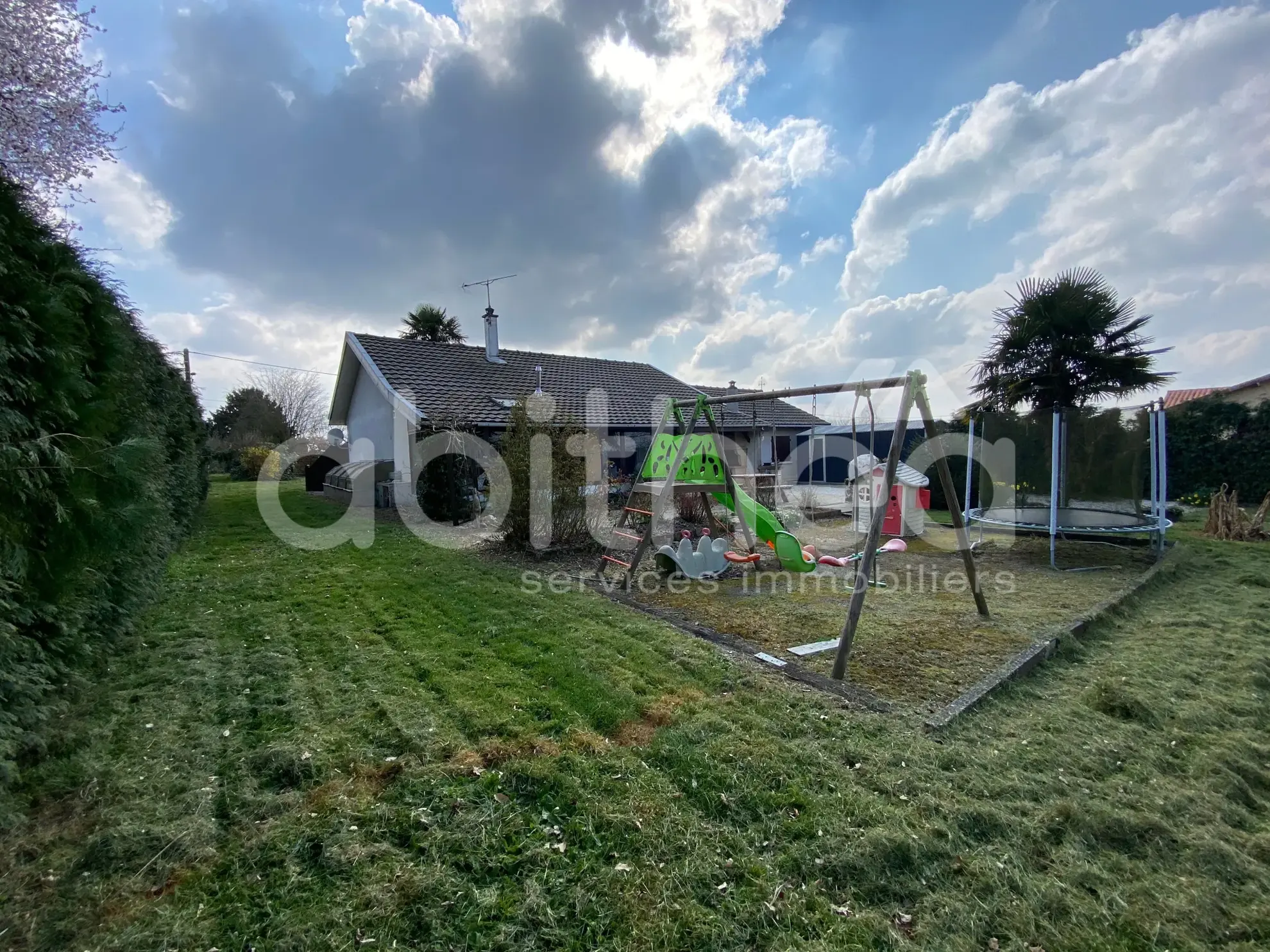 Maison de plain-pied à La Péruse – 75 m² avec garage, jardin et dépendances 