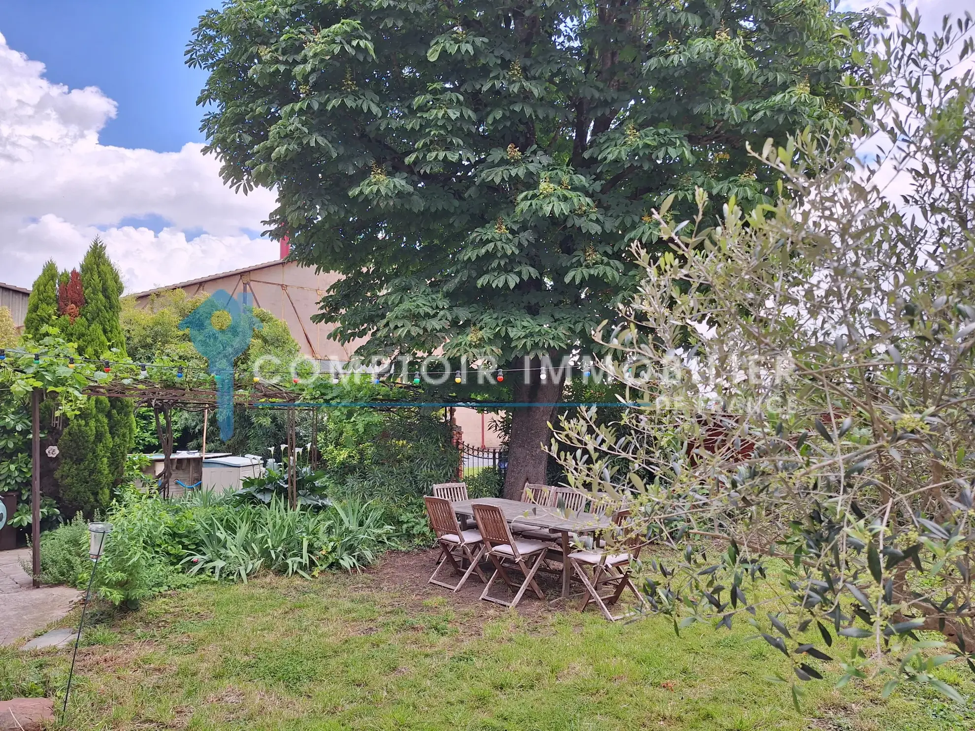 Maison de village rénovée de 185m² avec jardin et hangar à Damiatte 