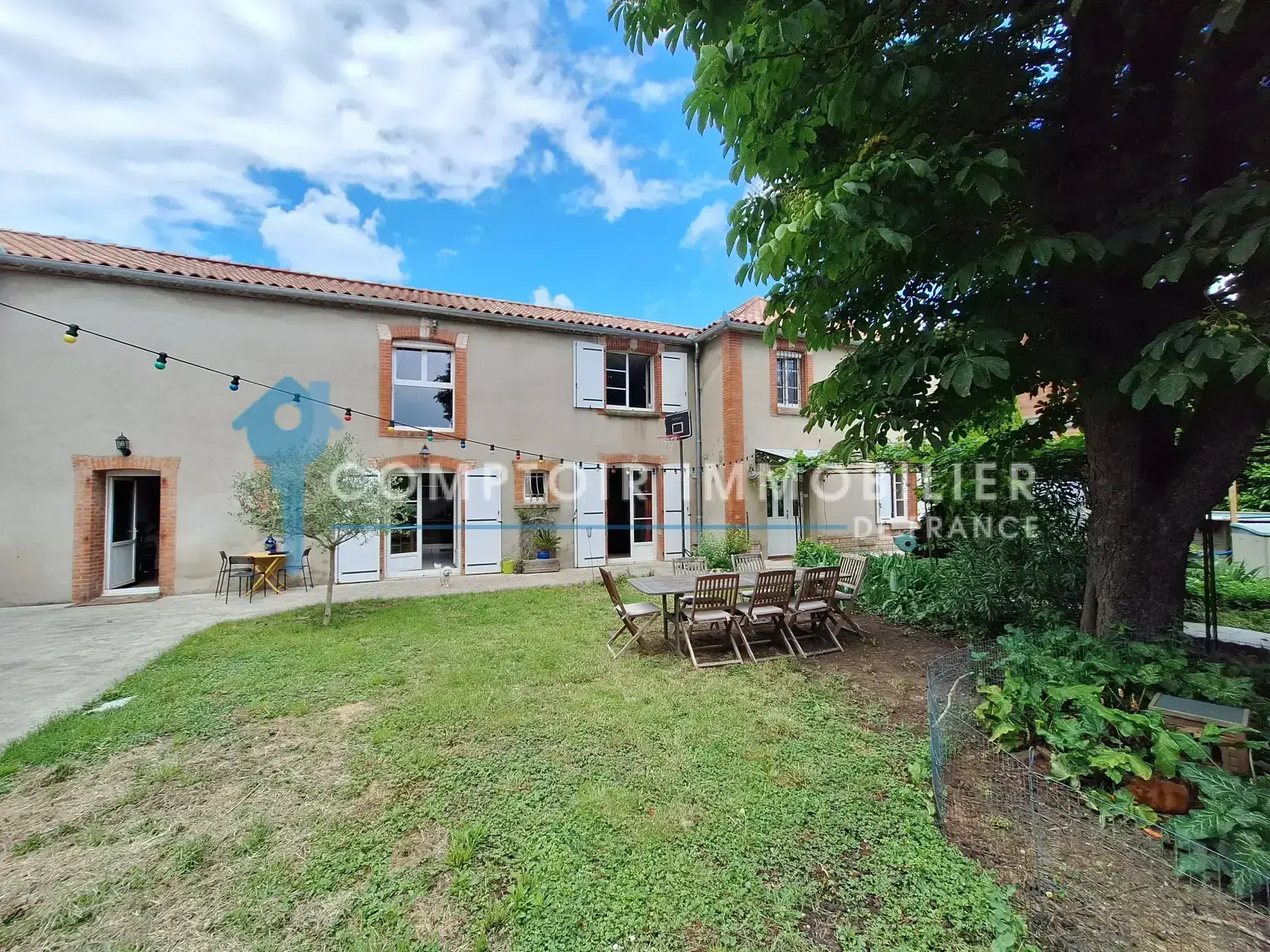 Maison de village rénovée de 185m² avec jardin et hangar à Damiatte 