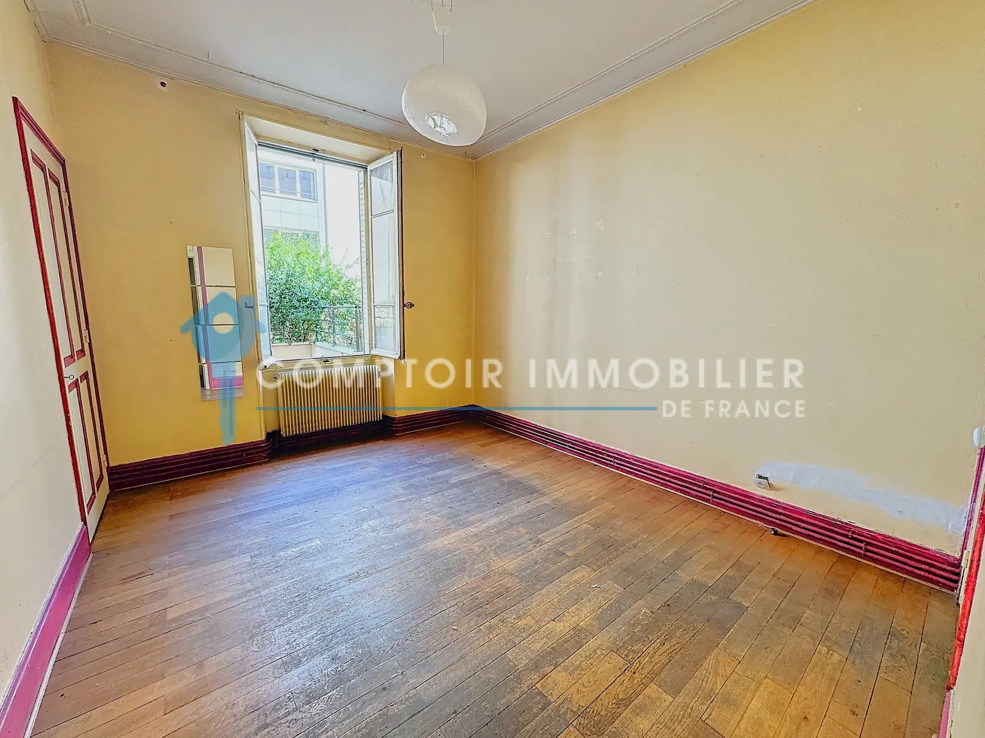 À Vendre à Grenoble - Charmant T4 de 91m² avec Balcon dans le Quartier Championnet 