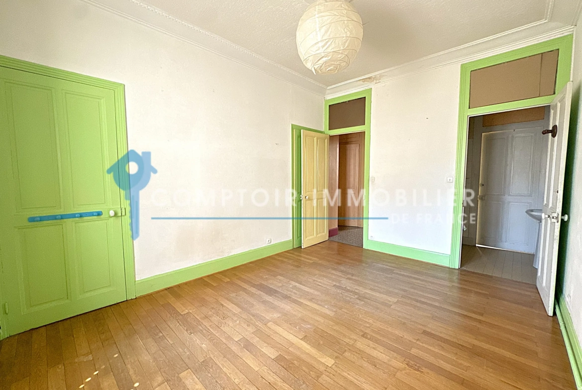 À Vendre à Grenoble - Charmant T4 de 91m² avec Balcon dans le Quartier Championnet 