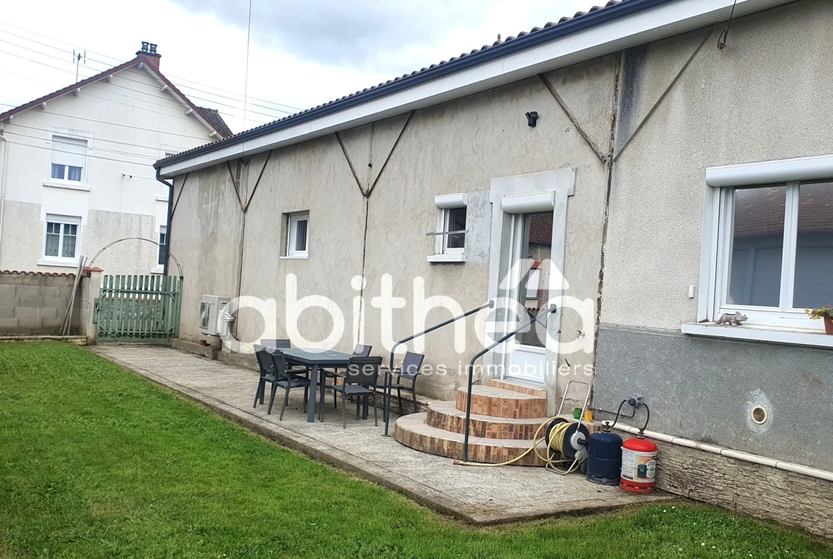 Vente maison de plain-pied de 96 m² à Chabanais - Deux garages et jardin clos 
