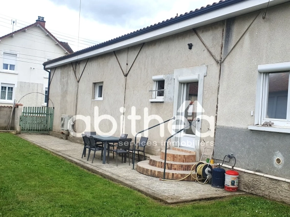 Vente maison de plain-pied de 96 m² à Chabanais - Deux garages et jardin clos