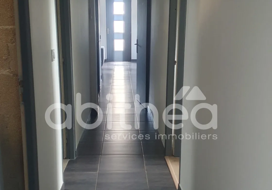 Vente maison de plain-pied de 96 m² à Chabanais - Deux garages et jardin clos 