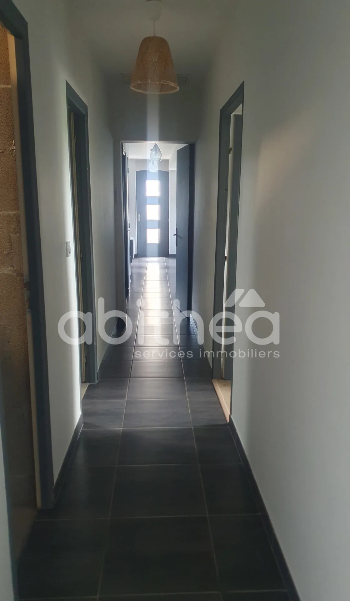 Vente maison de plain-pied de 96 m² à Chabanais - Deux garages et jardin clos 