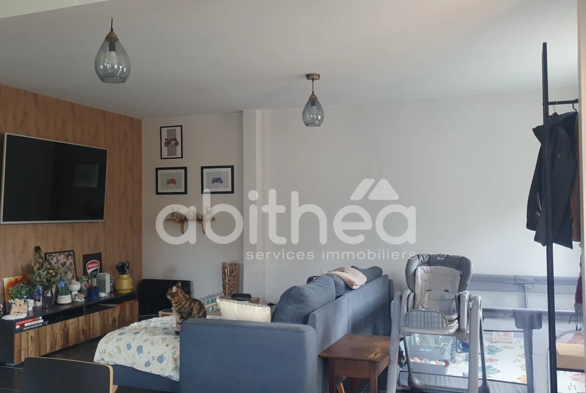 Vente maison de plain-pied de 96 m² à Chabanais - Deux garages et jardin clos 