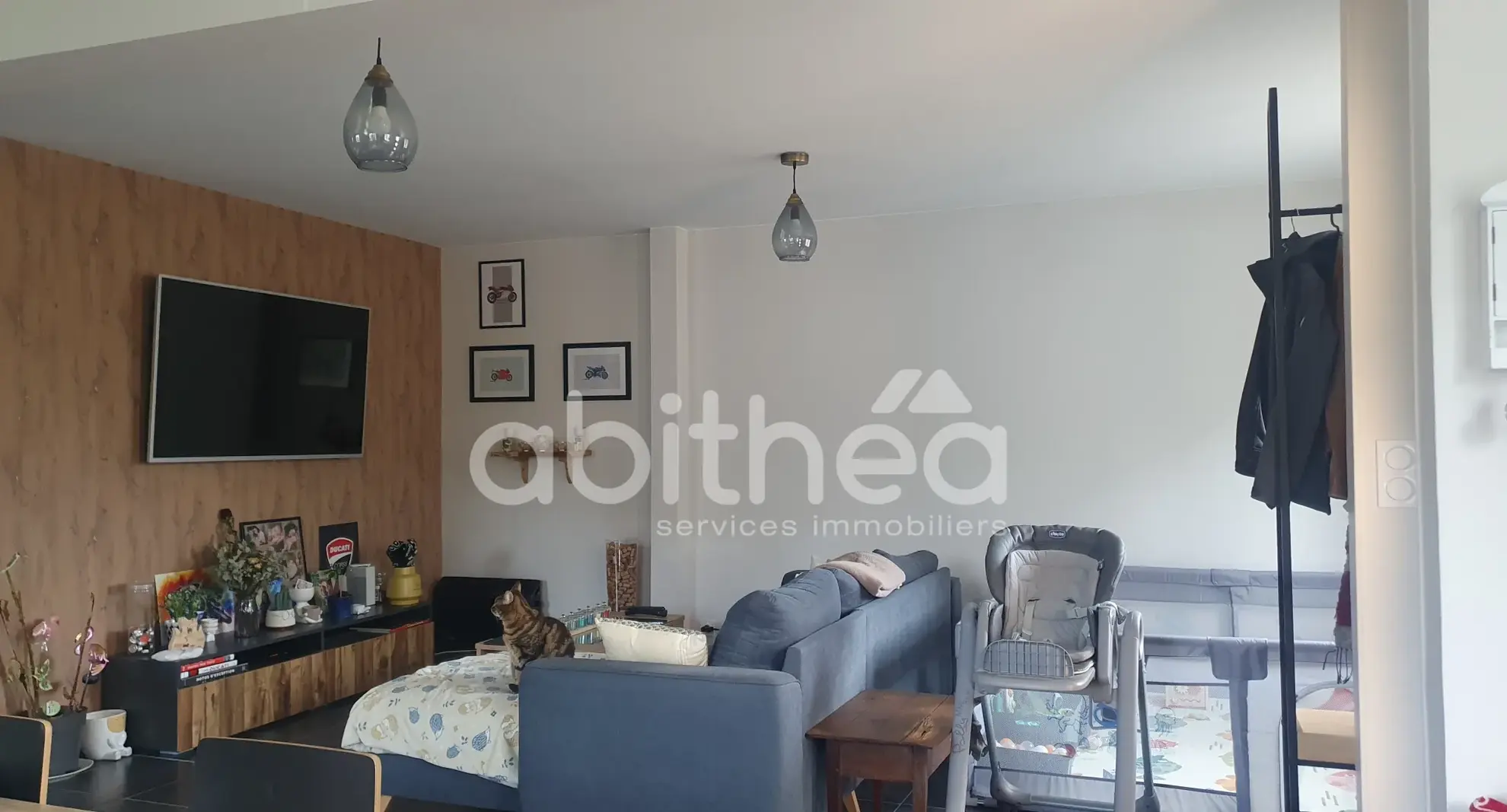 Vente maison de plain-pied de 96 m² à Chabanais - Deux garages et jardin clos 