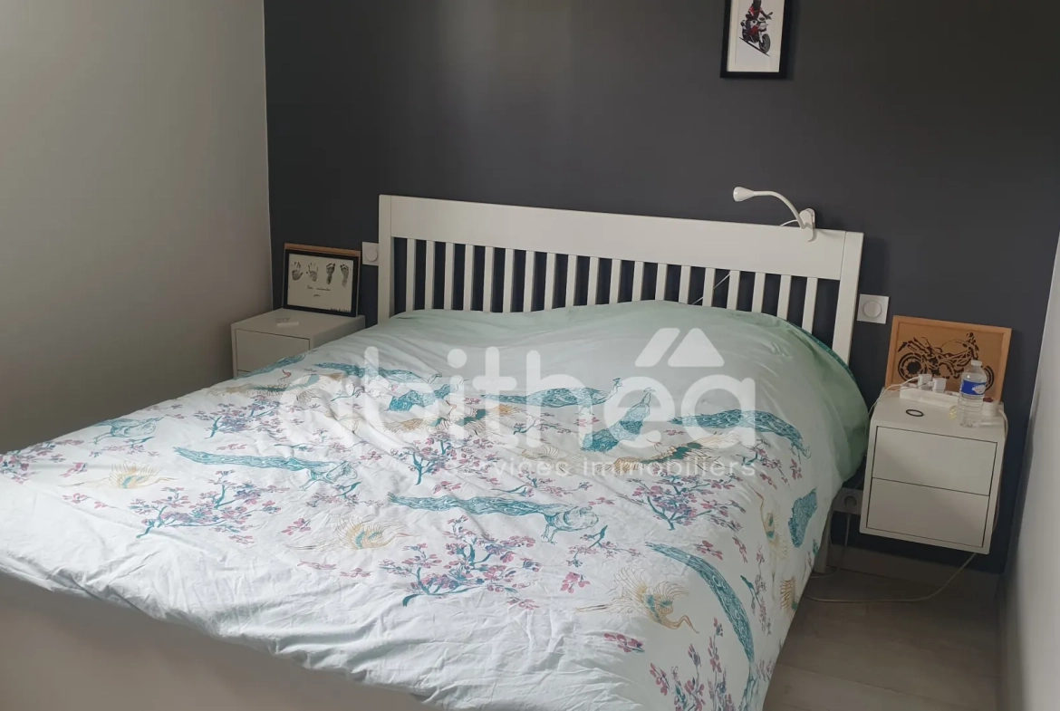 Vente maison de plain-pied de 96 m² à Chabanais - Deux garages et jardin clos 