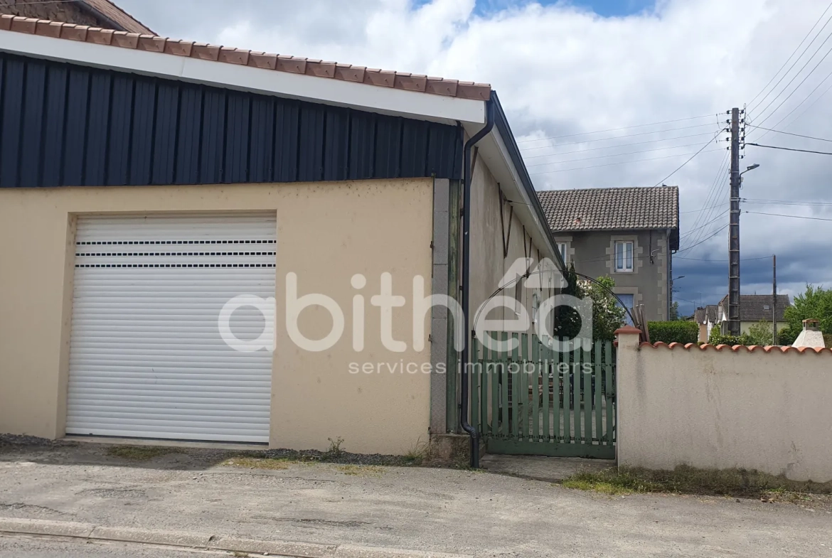 Vente maison de plain-pied de 96 m² à Chabanais - Deux garages et jardin clos 