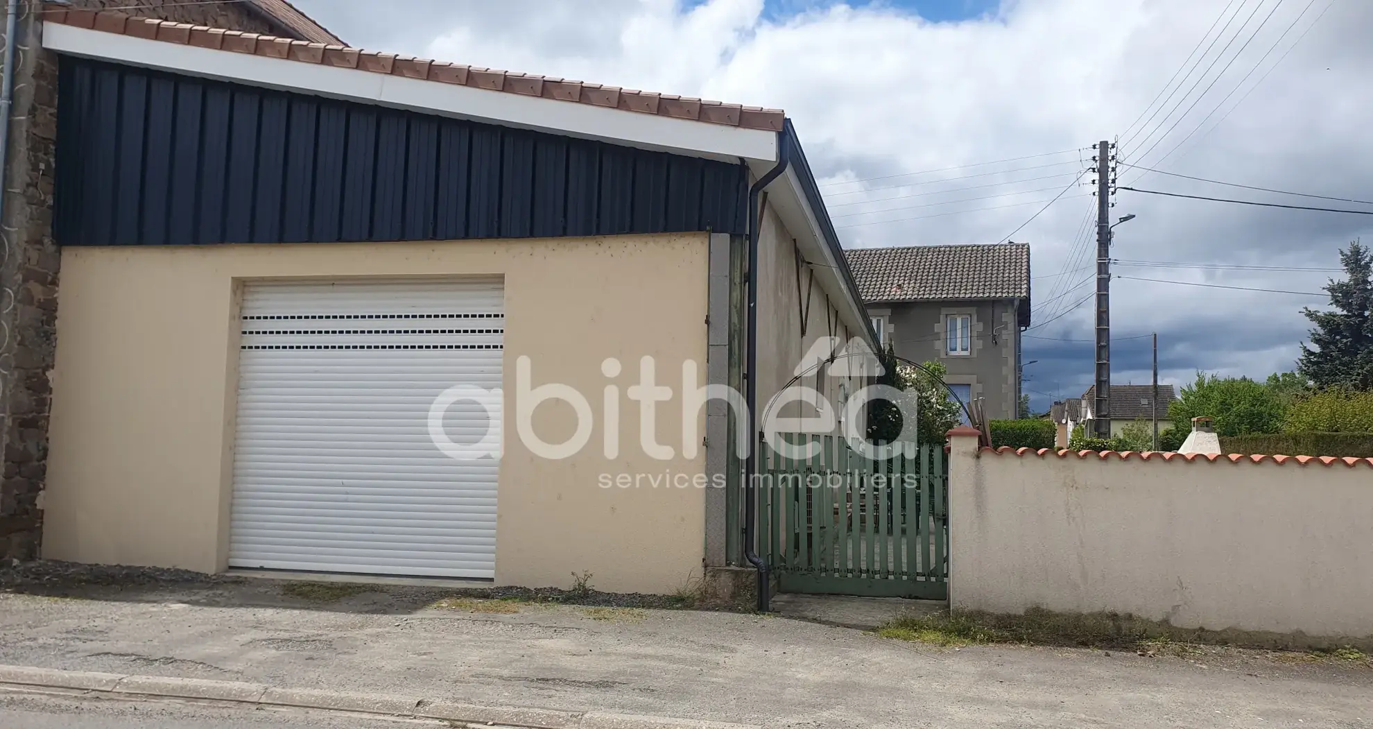 Vente maison de plain-pied de 96 m² à Chabanais - Deux garages et jardin clos 