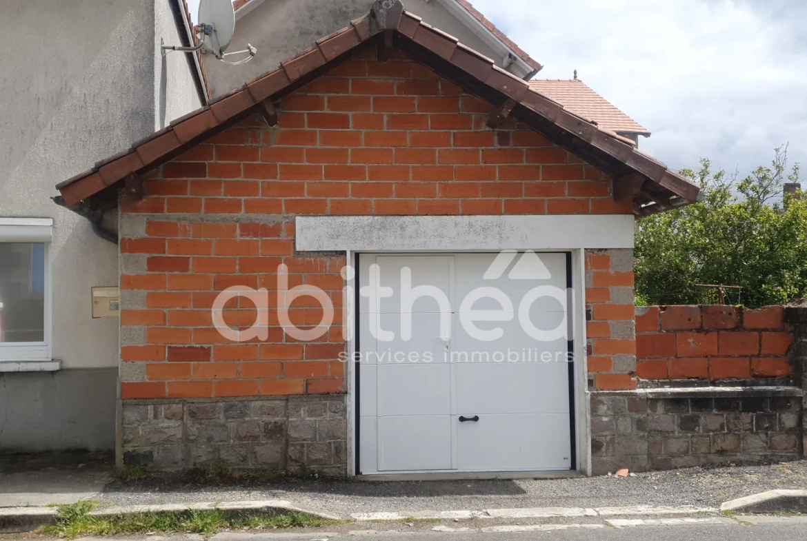 Vente maison de plain-pied de 96 m² à Chabanais - Deux garages et jardin clos 