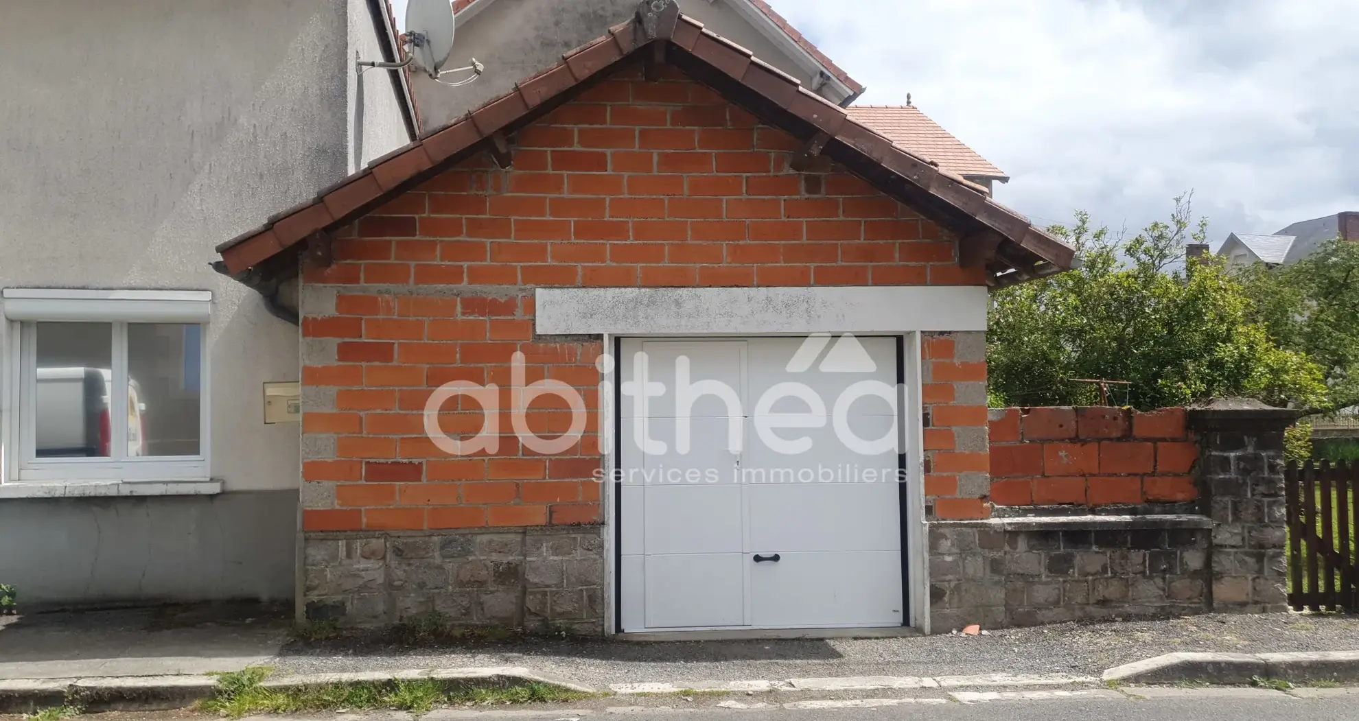 Vente maison de plain-pied de 96 m² à Chabanais - Deux garages et jardin clos 