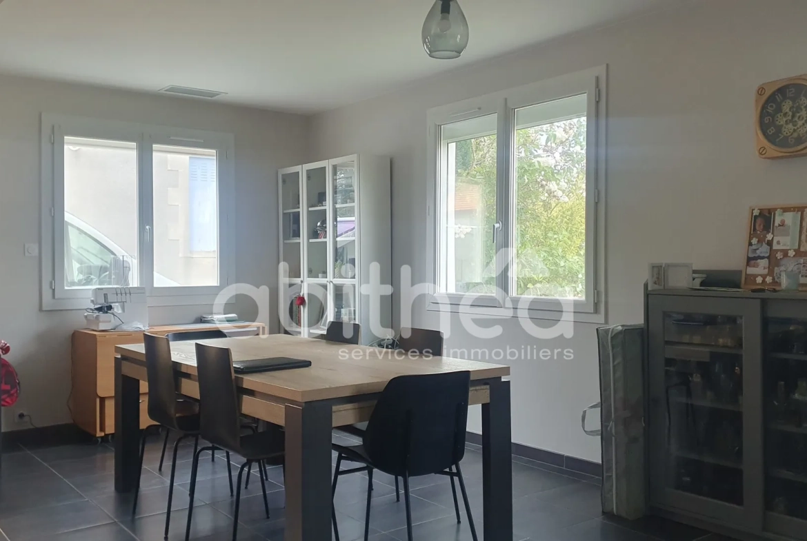 Vente maison de plain-pied de 96 m² à Chabanais - Deux garages et jardin clos 