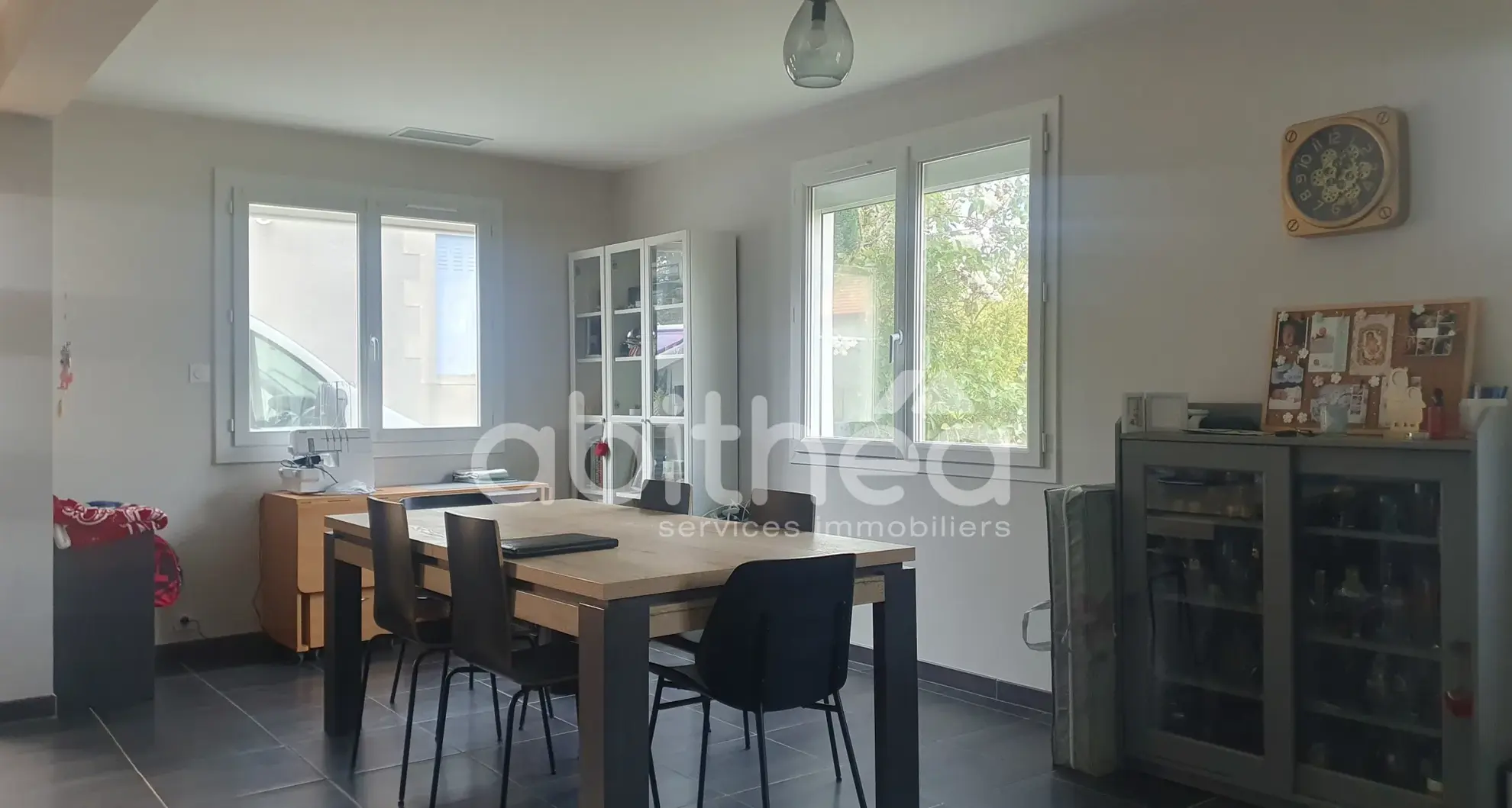 Vente maison de plain-pied de 96 m² à Chabanais - Deux garages et jardin clos 