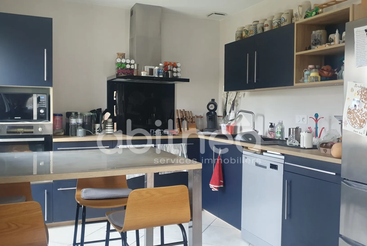 Vente maison de plain-pied de 96 m² à Chabanais - Deux garages et jardin clos 