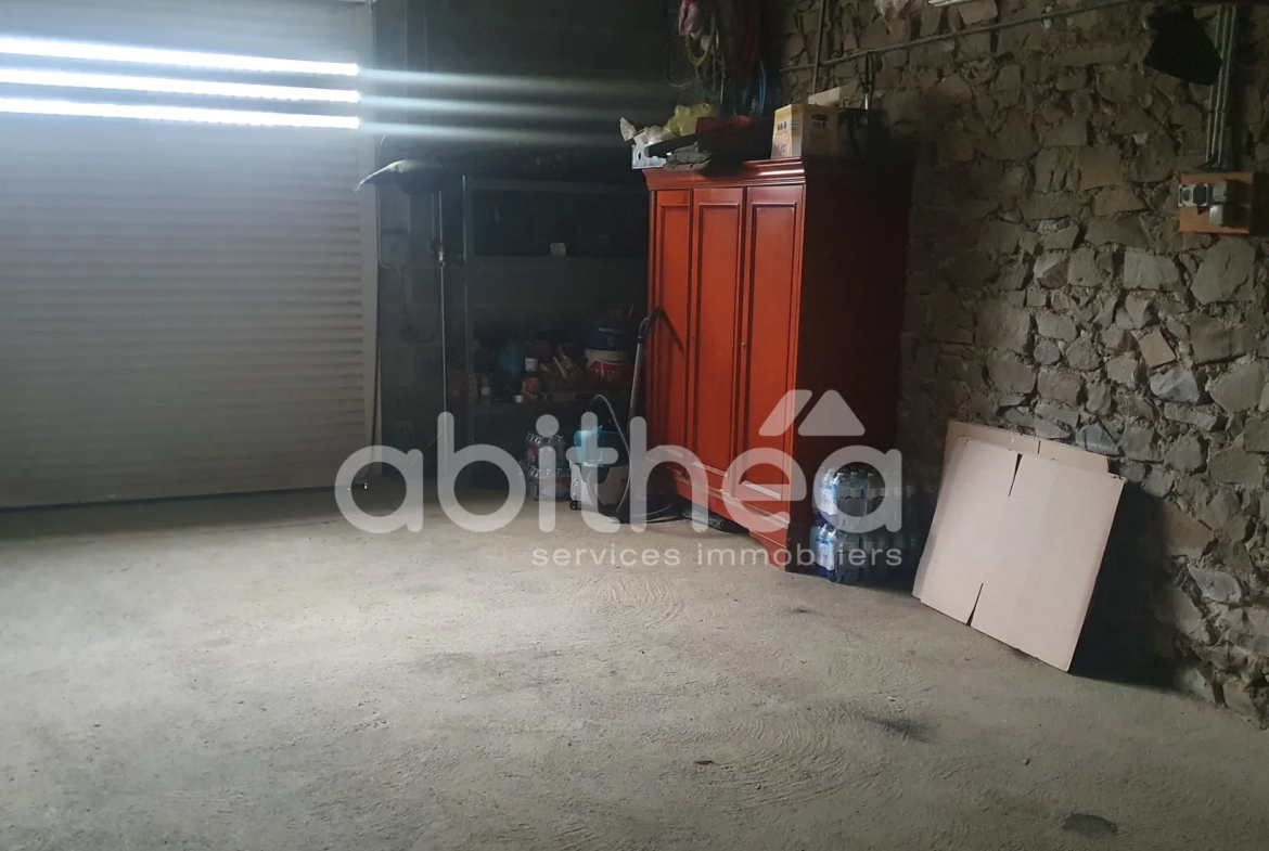 Vente maison de plain-pied de 96 m² à Chabanais - Deux garages et jardin clos 