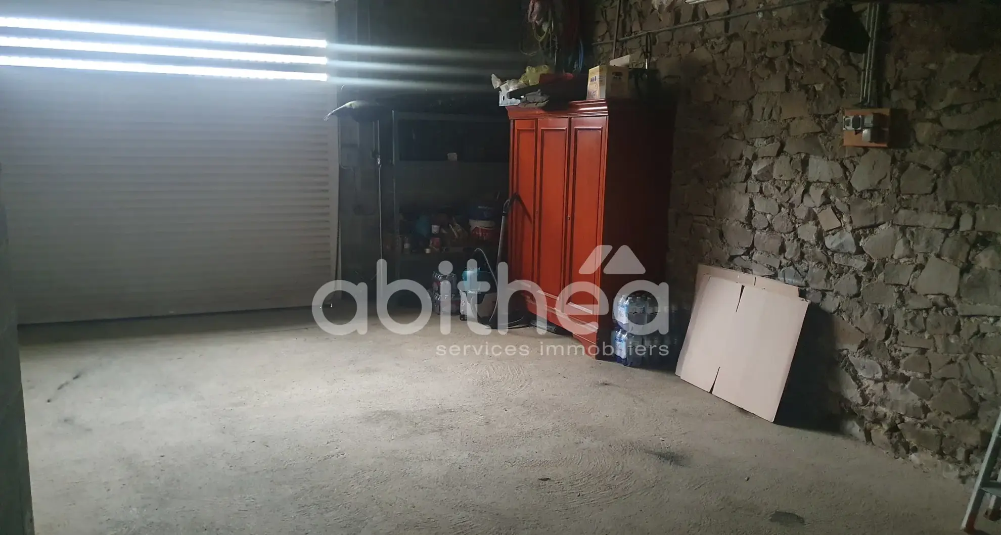 Vente maison de plain-pied de 96 m² à Chabanais - Deux garages et jardin clos 