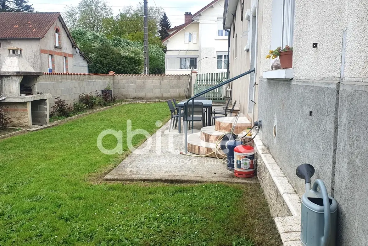 Vente maison de plain-pied de 96 m² à Chabanais - Deux garages et jardin clos 