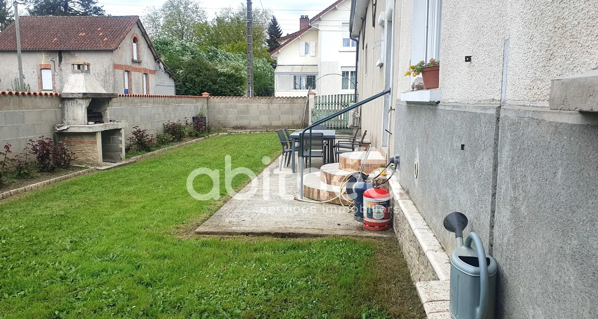 Vente maison de plain-pied de 96 m² à Chabanais - Deux garages et jardin clos 