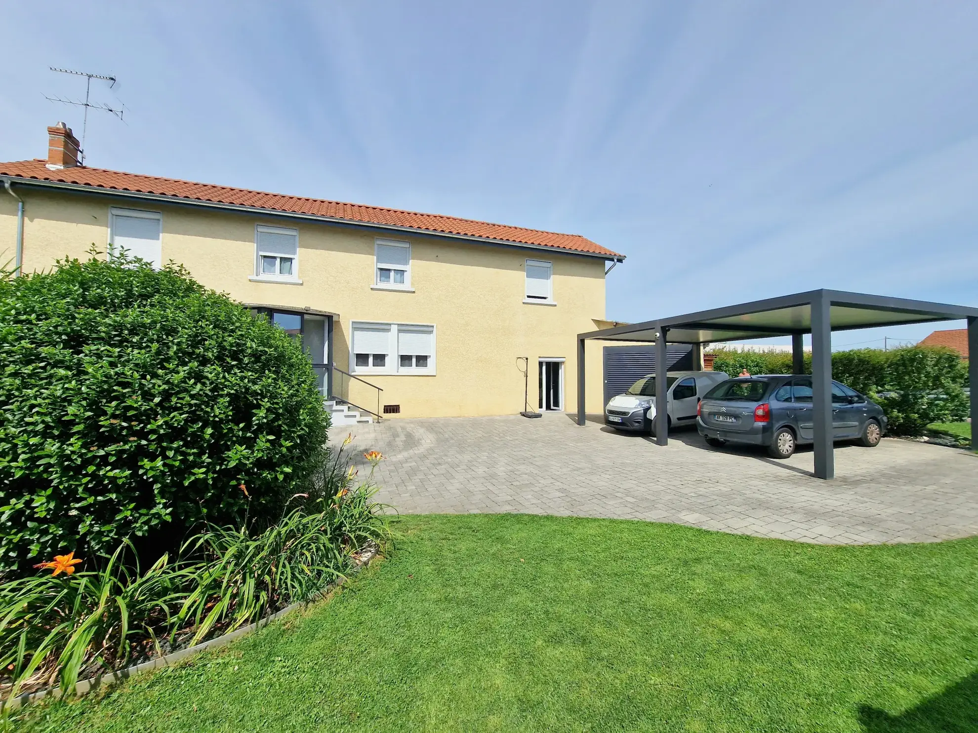 Maison à vendre en vente à terme à Villefranche-sur-Saône avec jardin et piscine 