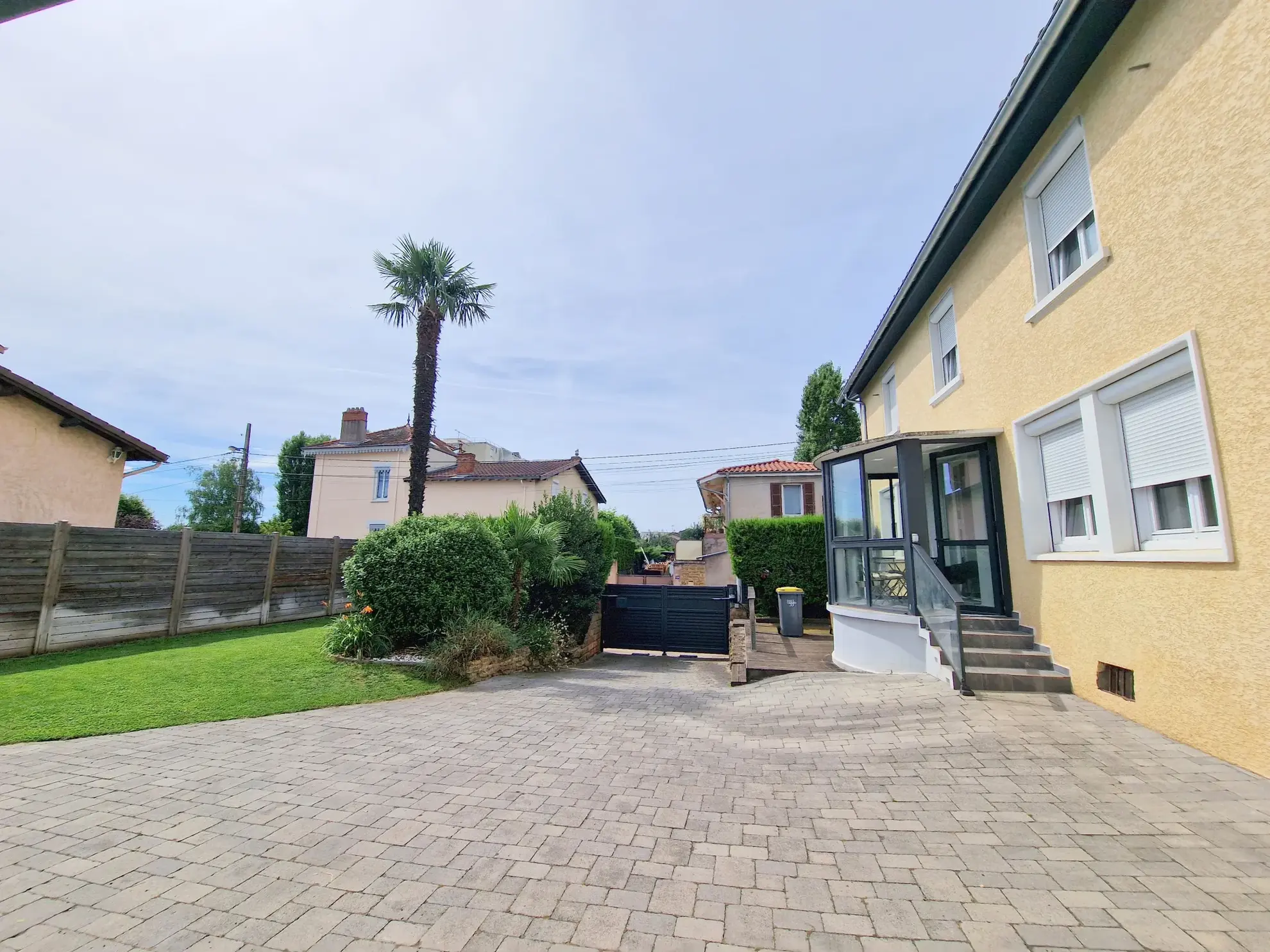 Maison à vendre en vente à terme à Villefranche-sur-Saône avec jardin et piscine 