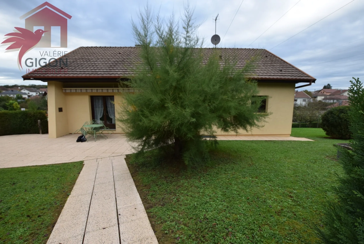 Maison traditionnelle de plain-pied avec jardin et combles aménageables à NOMMAY 