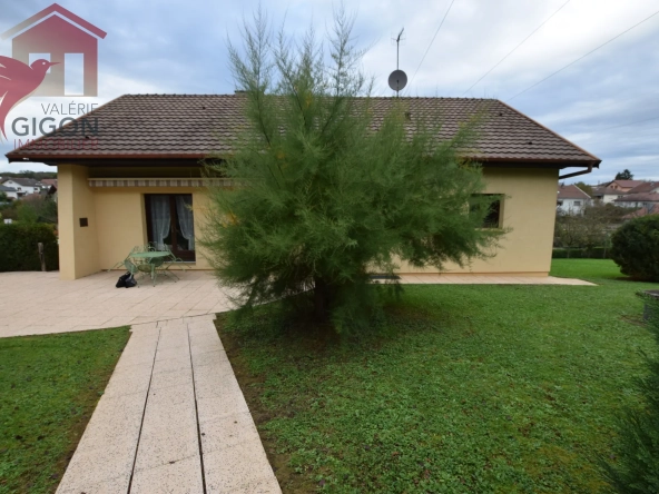 Maison traditionnelle de plain-pied avec jardin et combles aménageables à NOMMAY