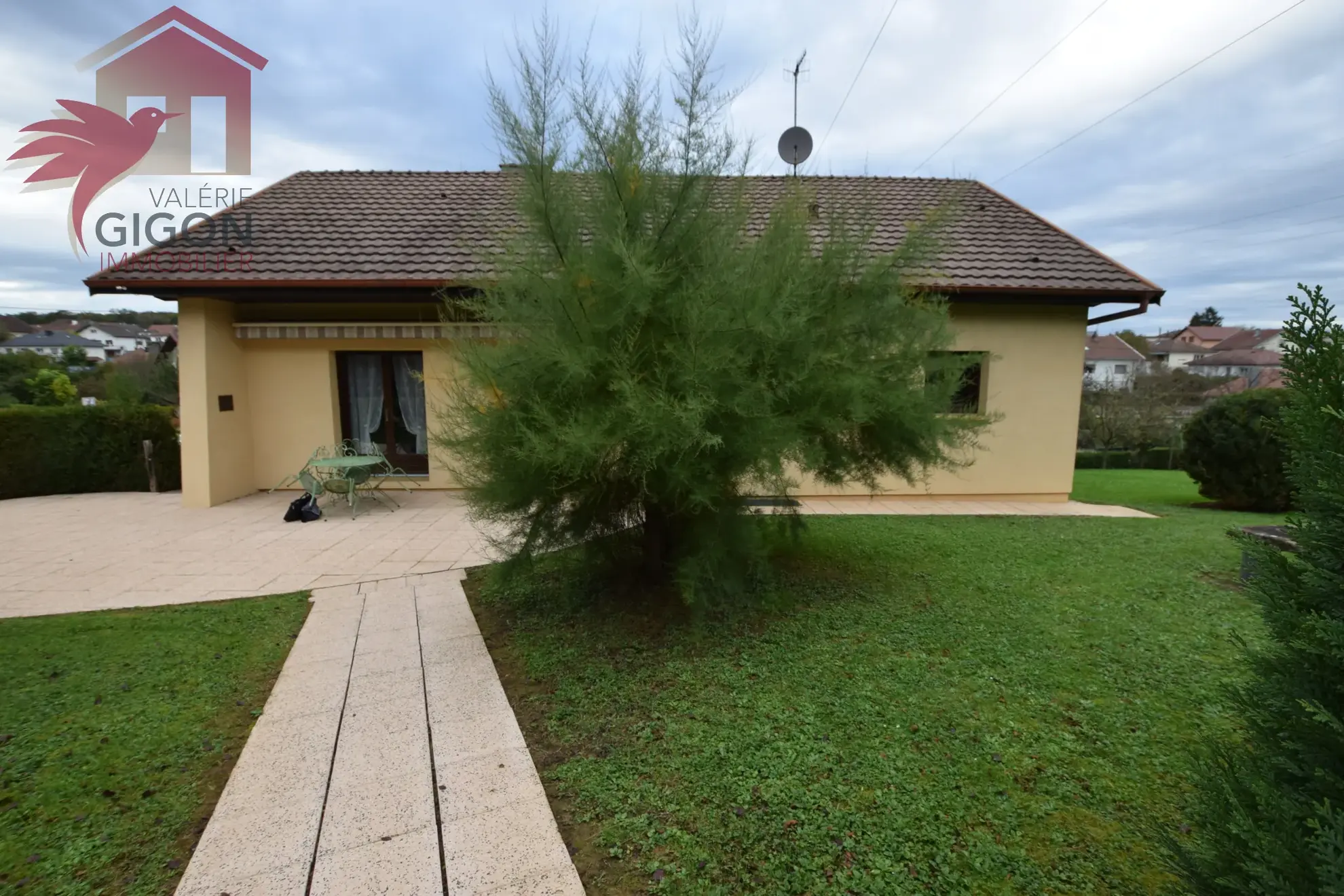 Maison traditionnelle de plain-pied avec jardin et combles aménageables à NOMMAY 
