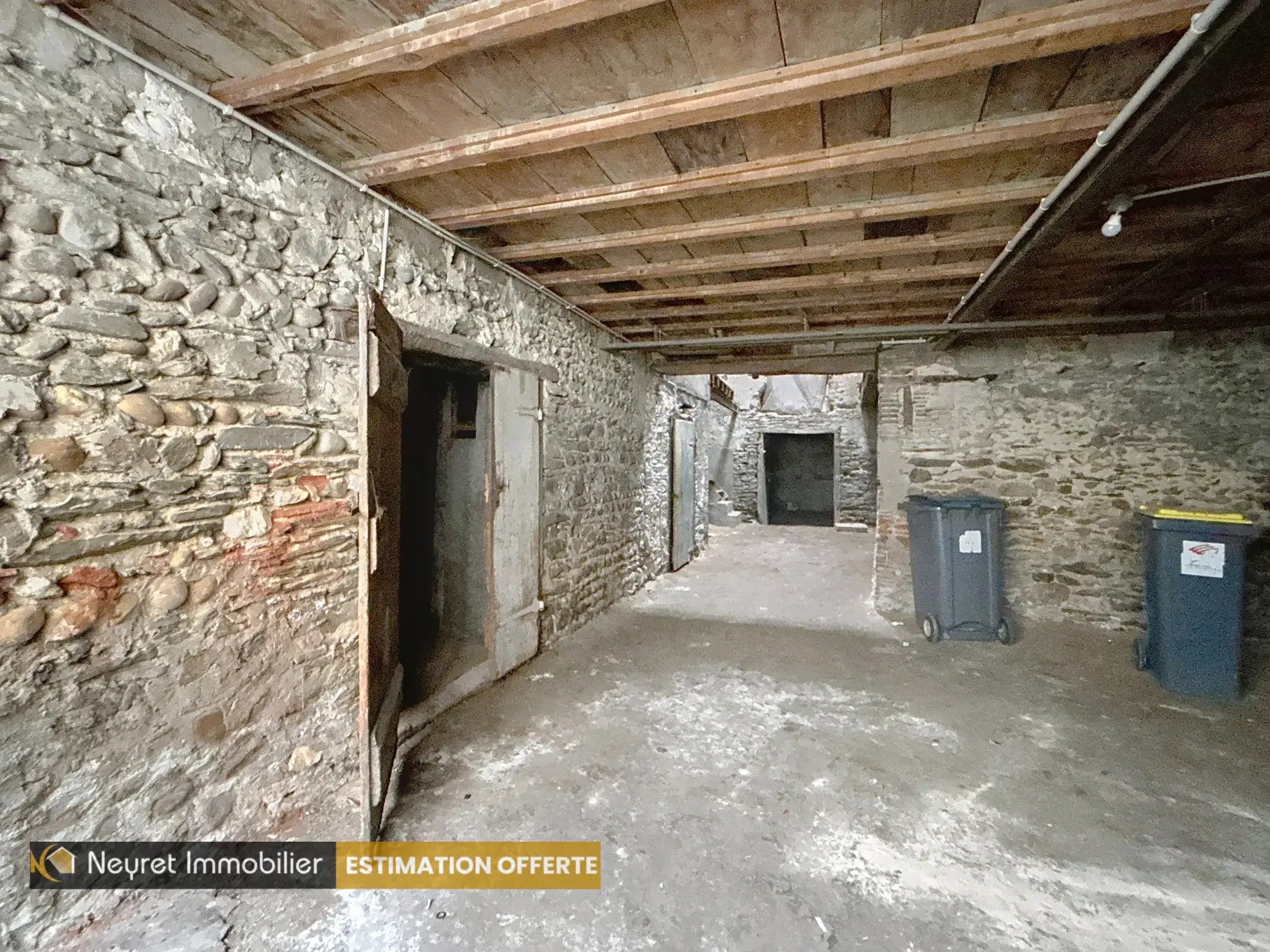 Maison de ville à rénover à Loire-sur-Rhône avec potentiel de 150m² 