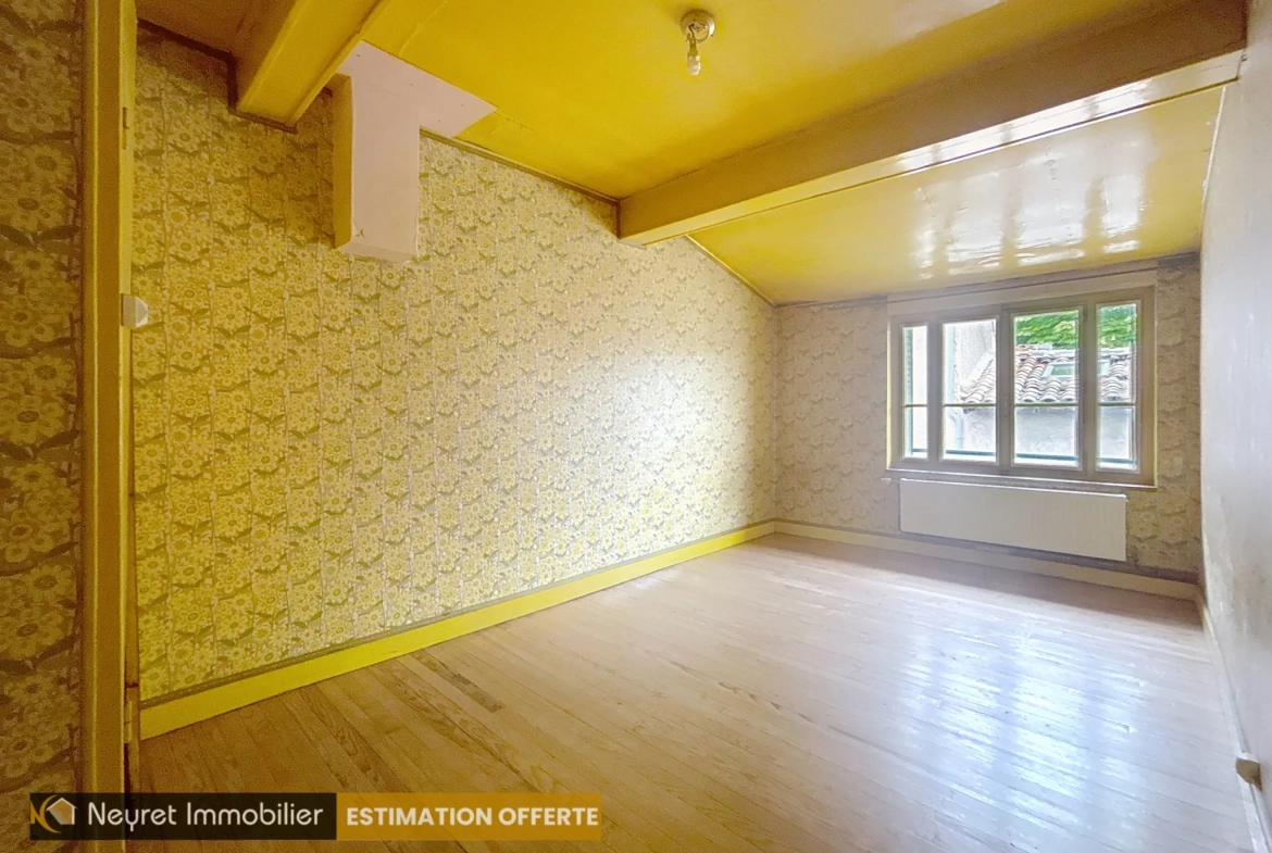 Maison de ville à rénover à Loire-sur-Rhône avec potentiel de 150m² 