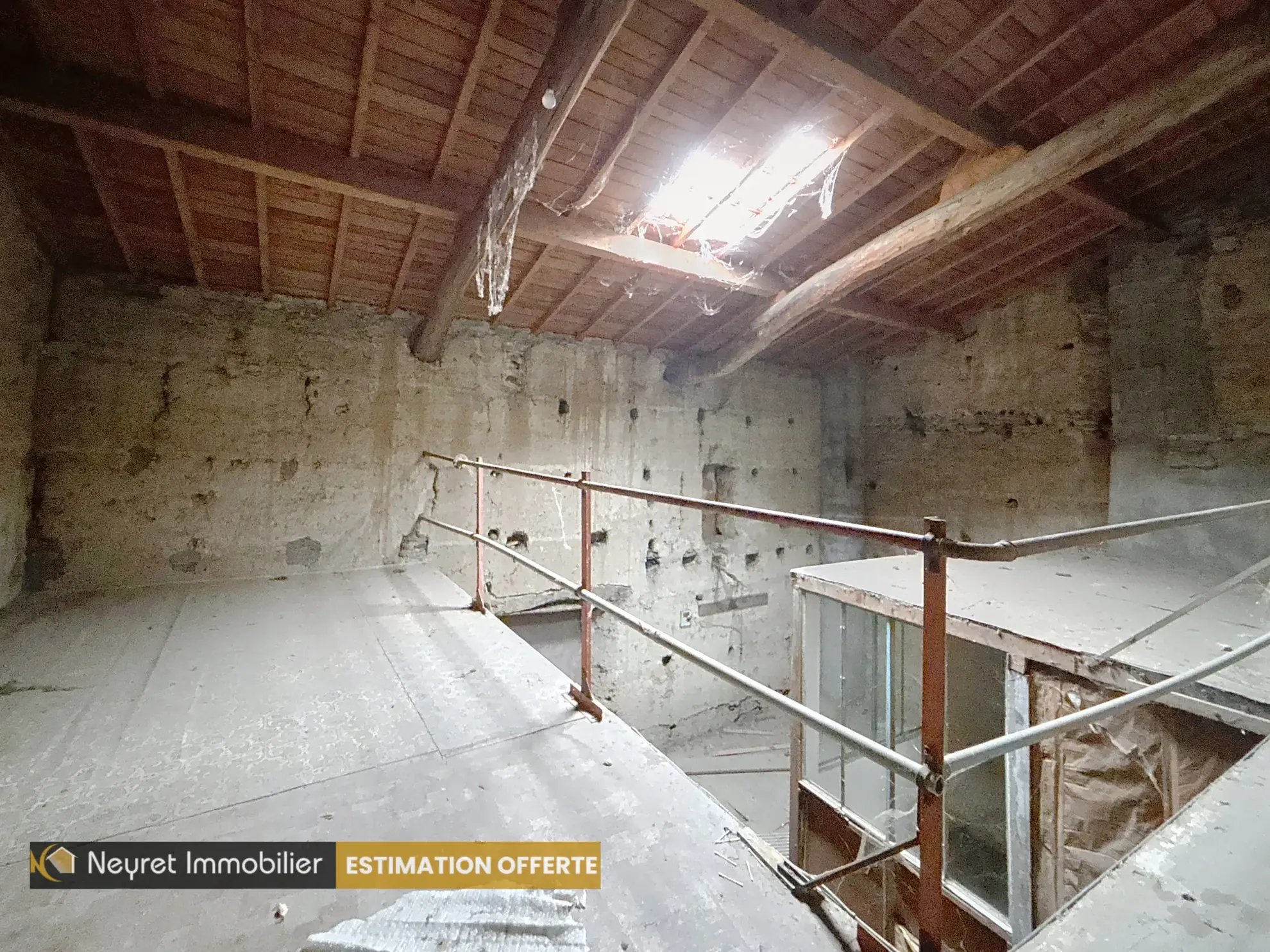 Maison de ville à rénover à Loire-sur-Rhône avec potentiel de 150m² 
