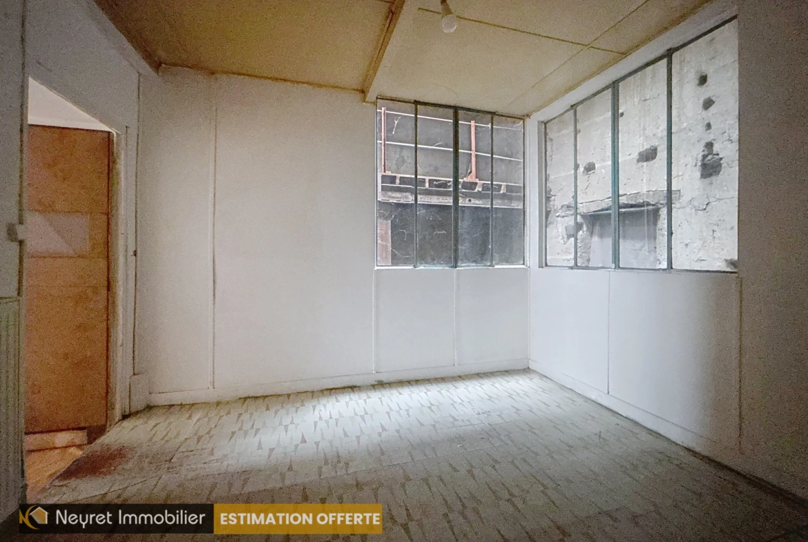 Maison de ville à rénover à Loire-sur-Rhône avec potentiel de 150m² 