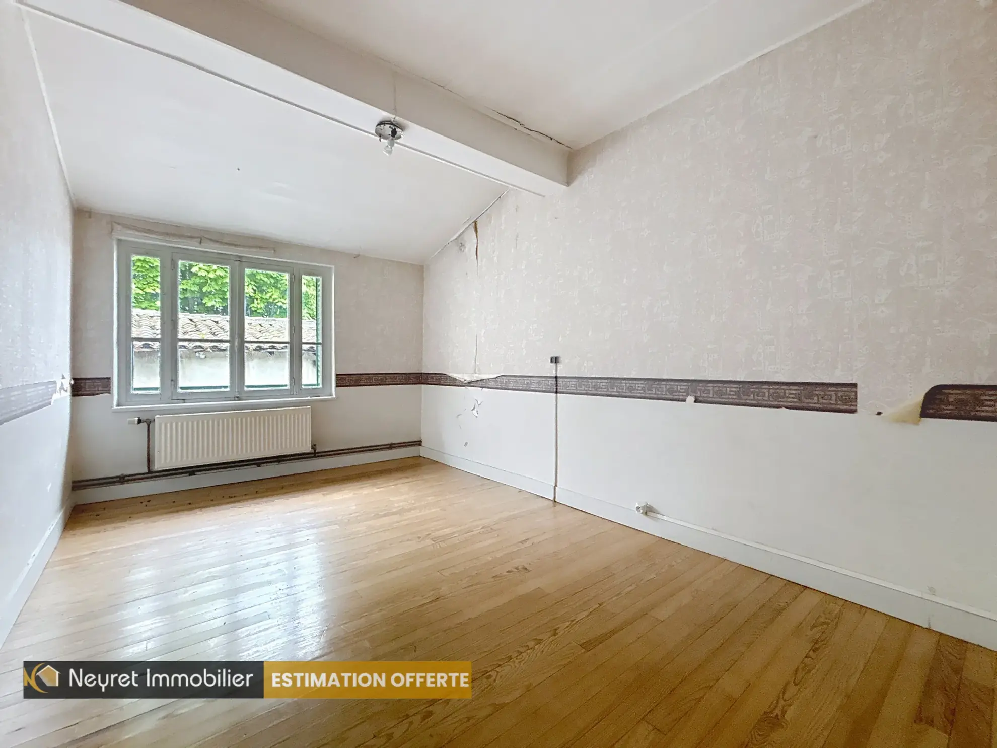 Maison de ville à rénover à Loire-sur-Rhône avec potentiel de 150m² 