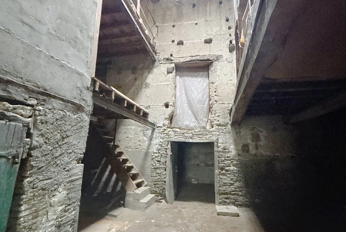 Maison de ville à rénover à Loire-sur-Rhône avec potentiel de 150m² 