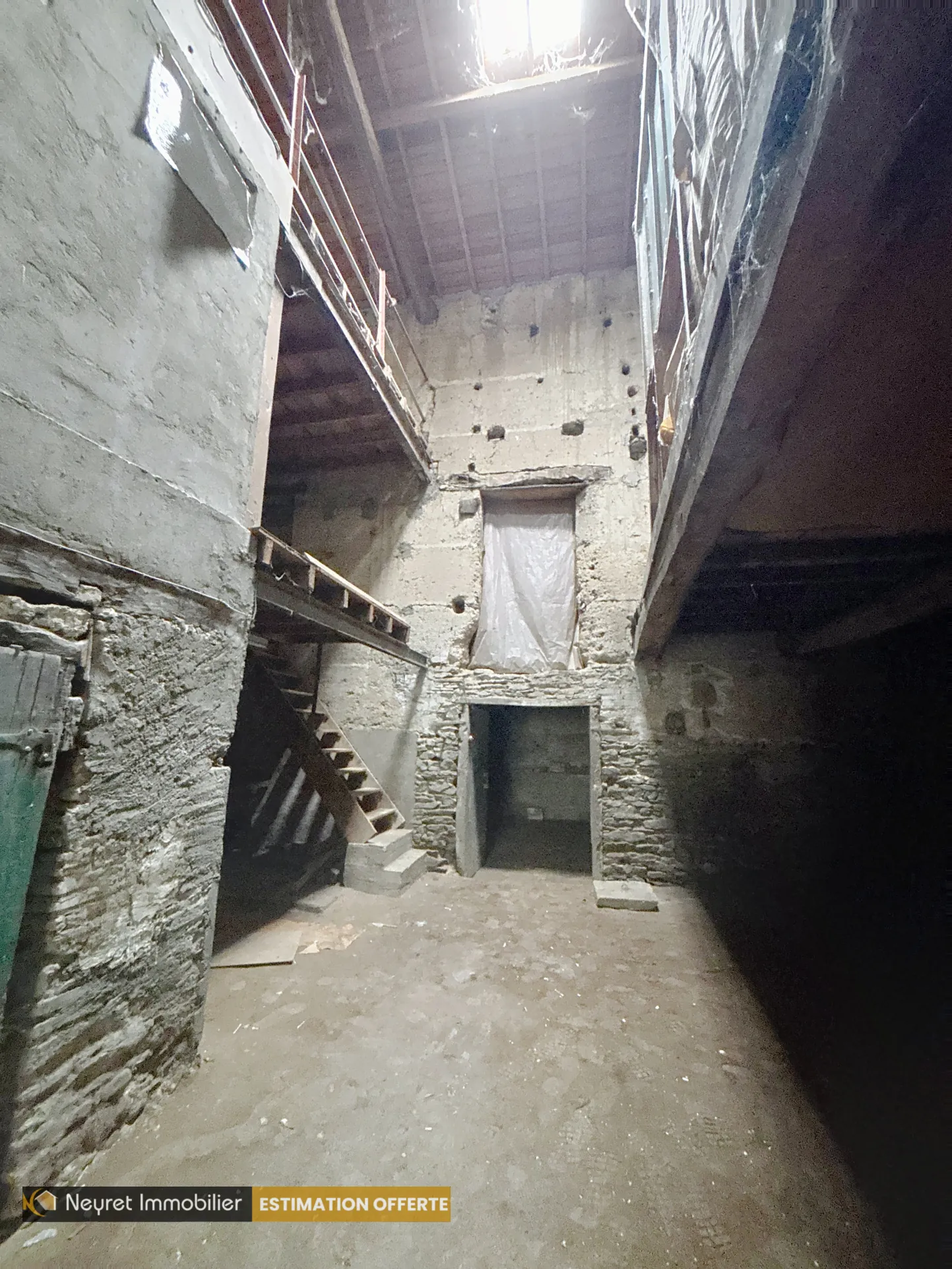 Maison de ville à rénover à Loire-sur-Rhône avec potentiel de 150m² 