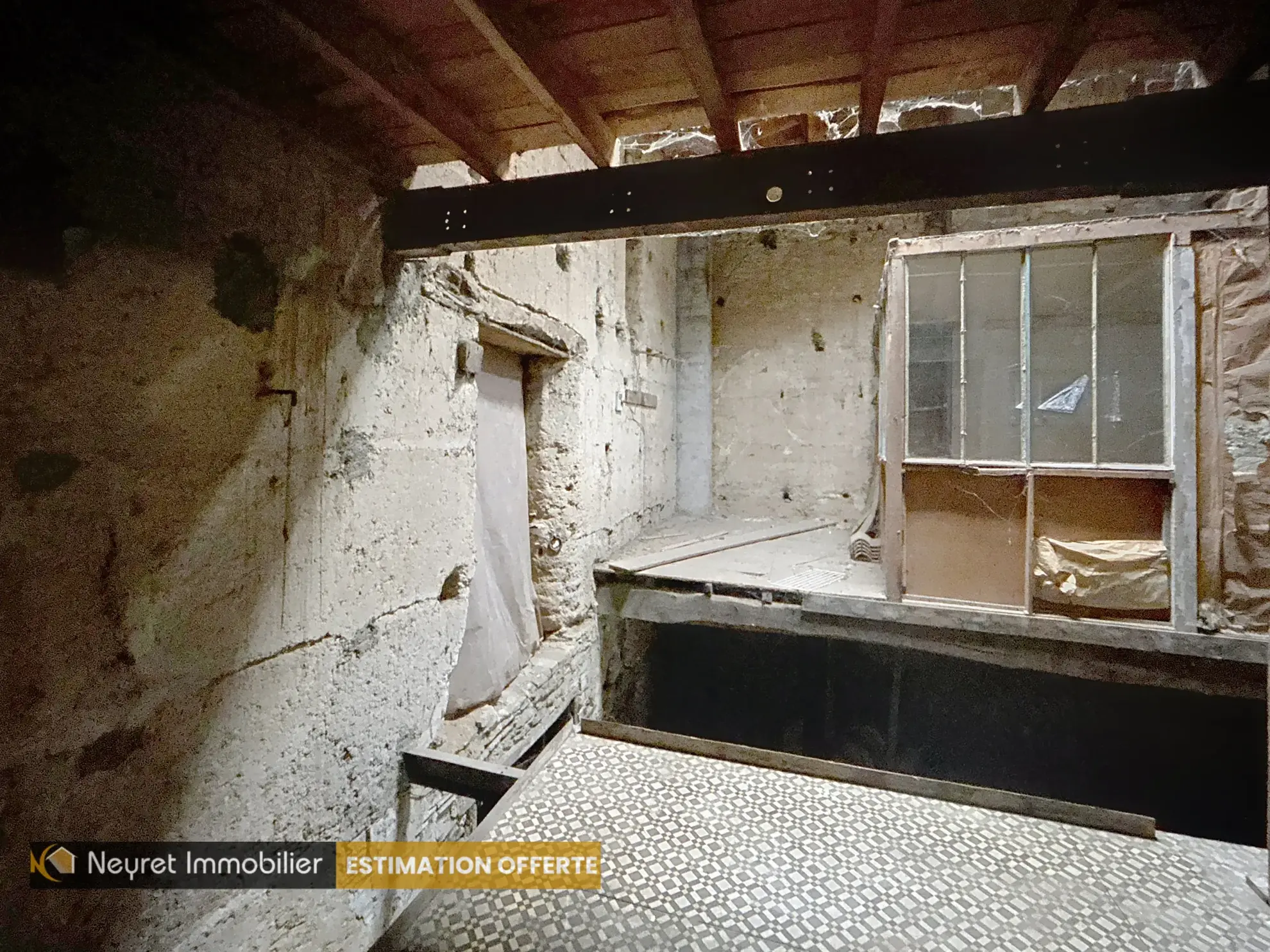 Maison de ville à rénover à Loire-sur-Rhône avec potentiel de 150m² 