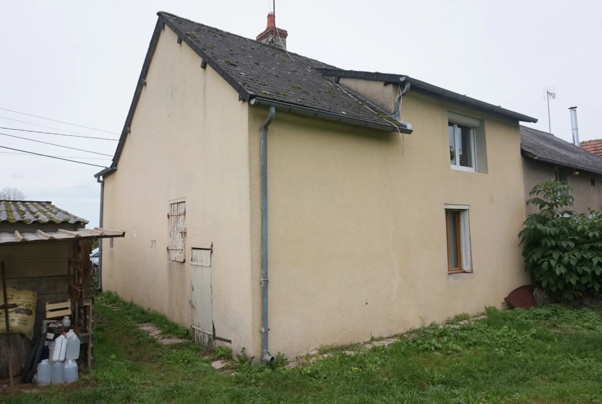 Maison de village à rafraîchir de 89 m² à Millay avec terrains et garage 