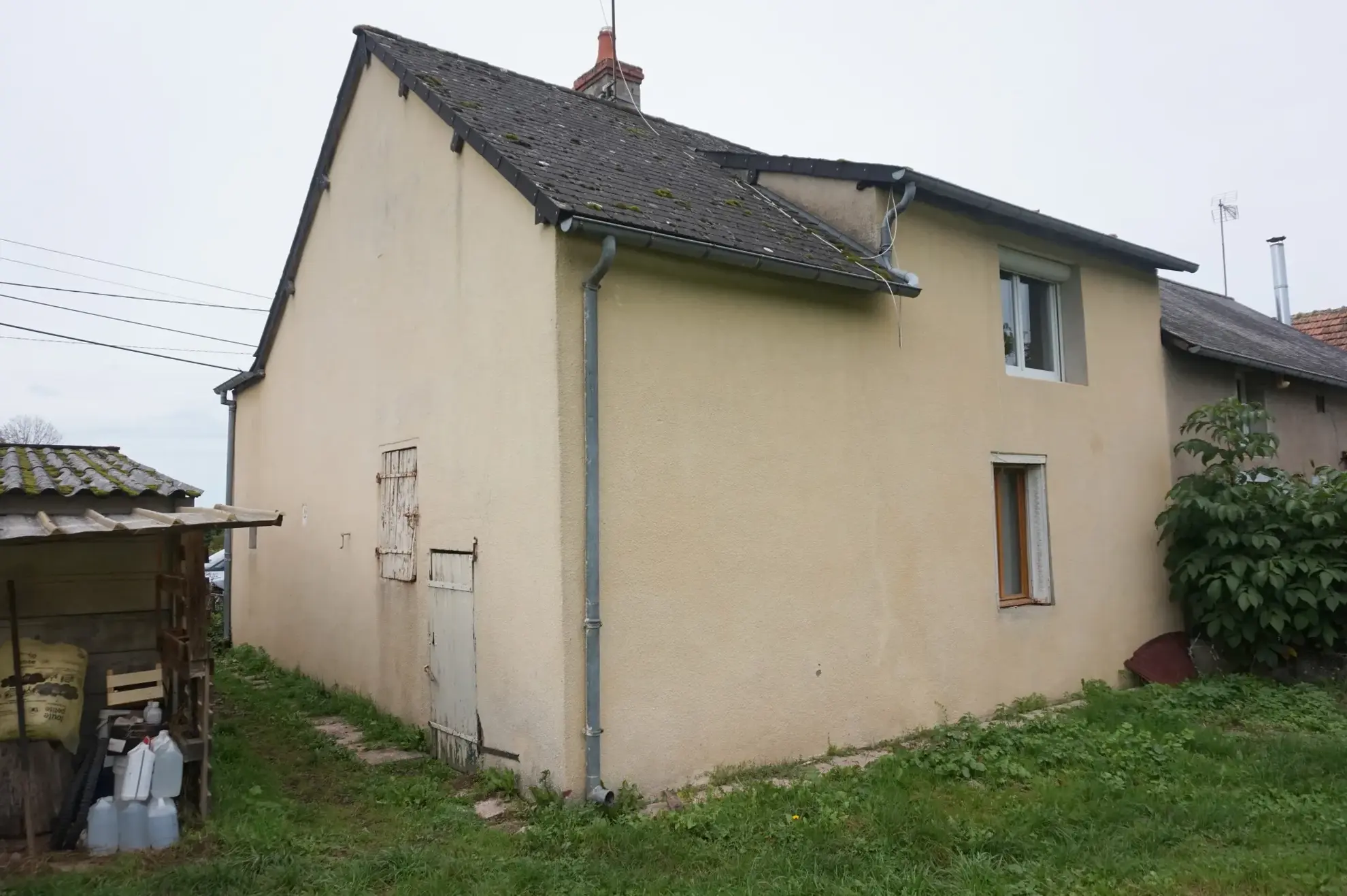 Maison de village à rafraîchir de 89 m² à Millay avec terrains et garage 