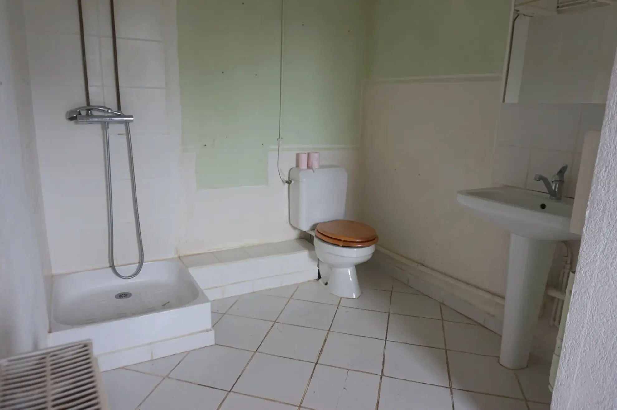 Maison de village à rafraîchir de 89 m² à Millay avec terrains et garage 