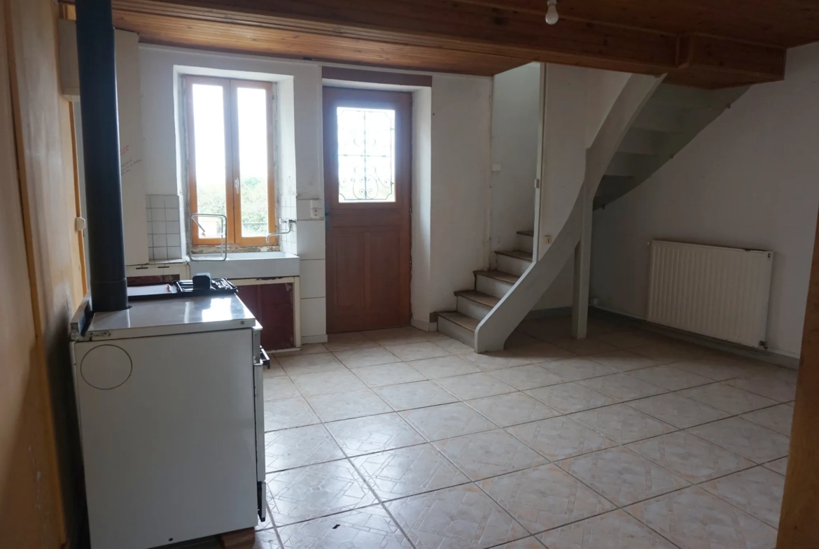 Maison de village à rafraîchir de 89 m² à Millay avec terrains et garage 