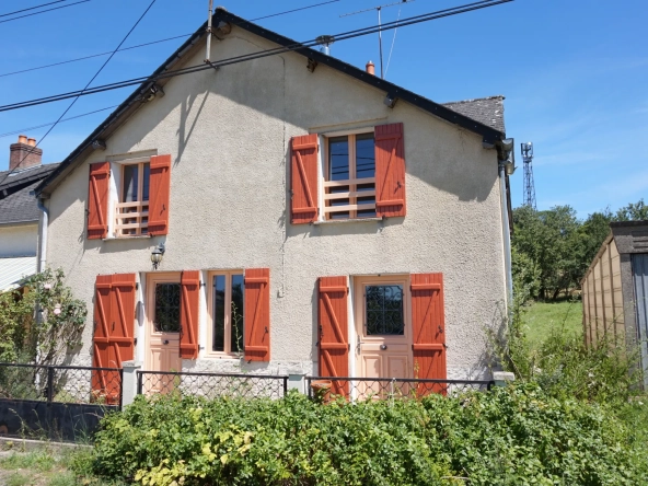 Maison de village à rafraîchir de 89 m² à Millay avec terrains et garage