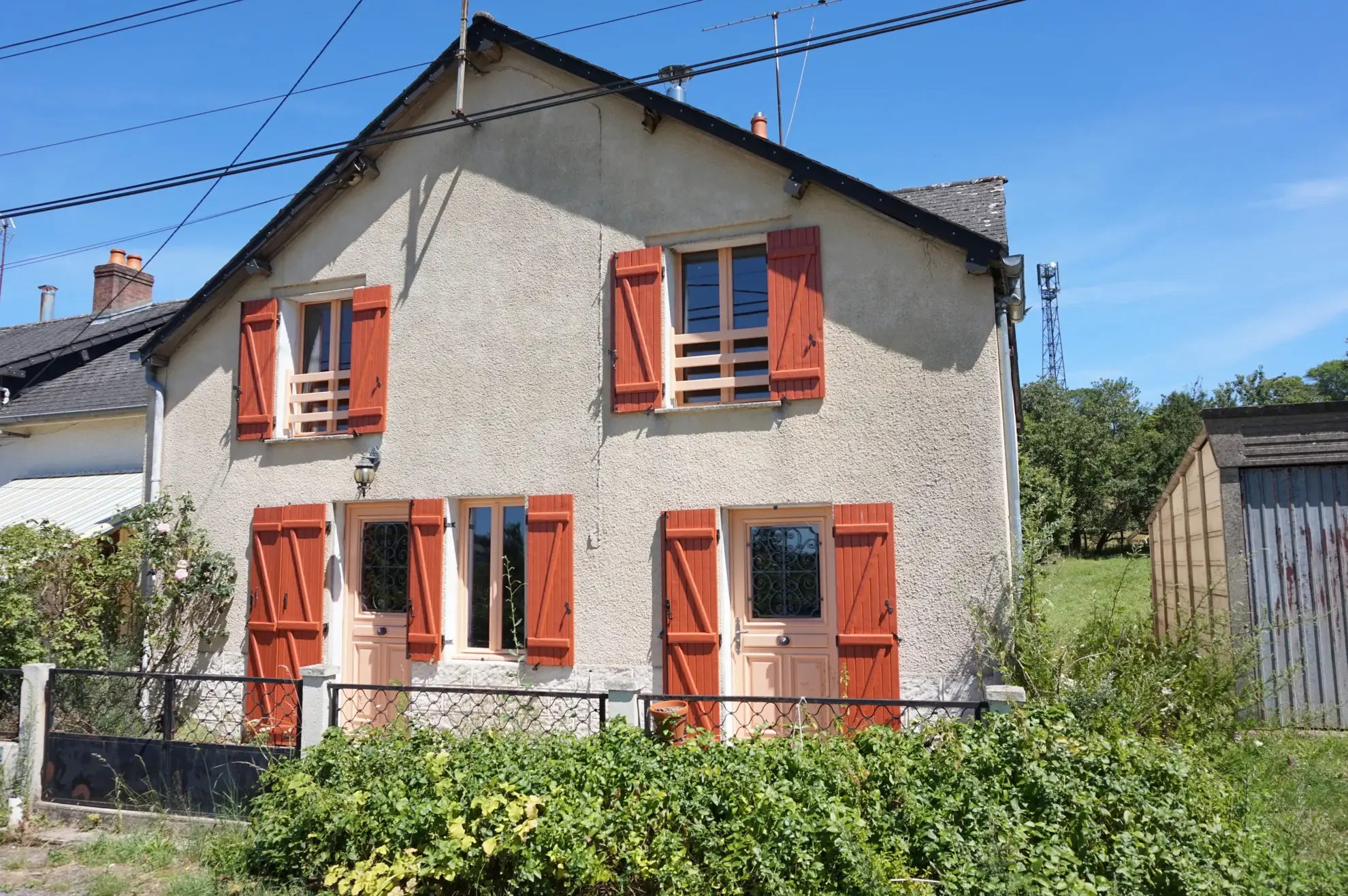 Maison de village à rafraîchir de 89 m² à Millay avec terrains et garage 