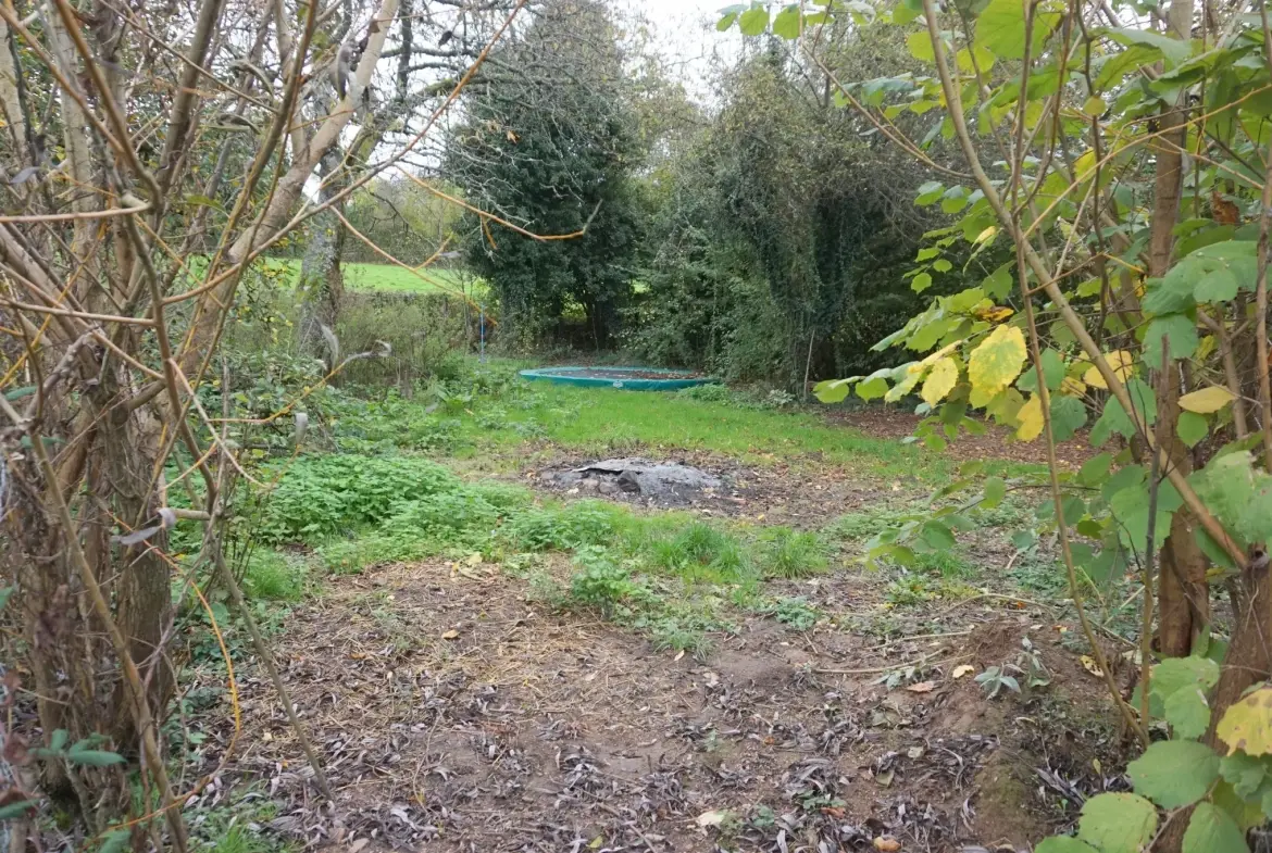 Maison de village à rafraîchir de 89 m² à Millay avec terrains et garage 