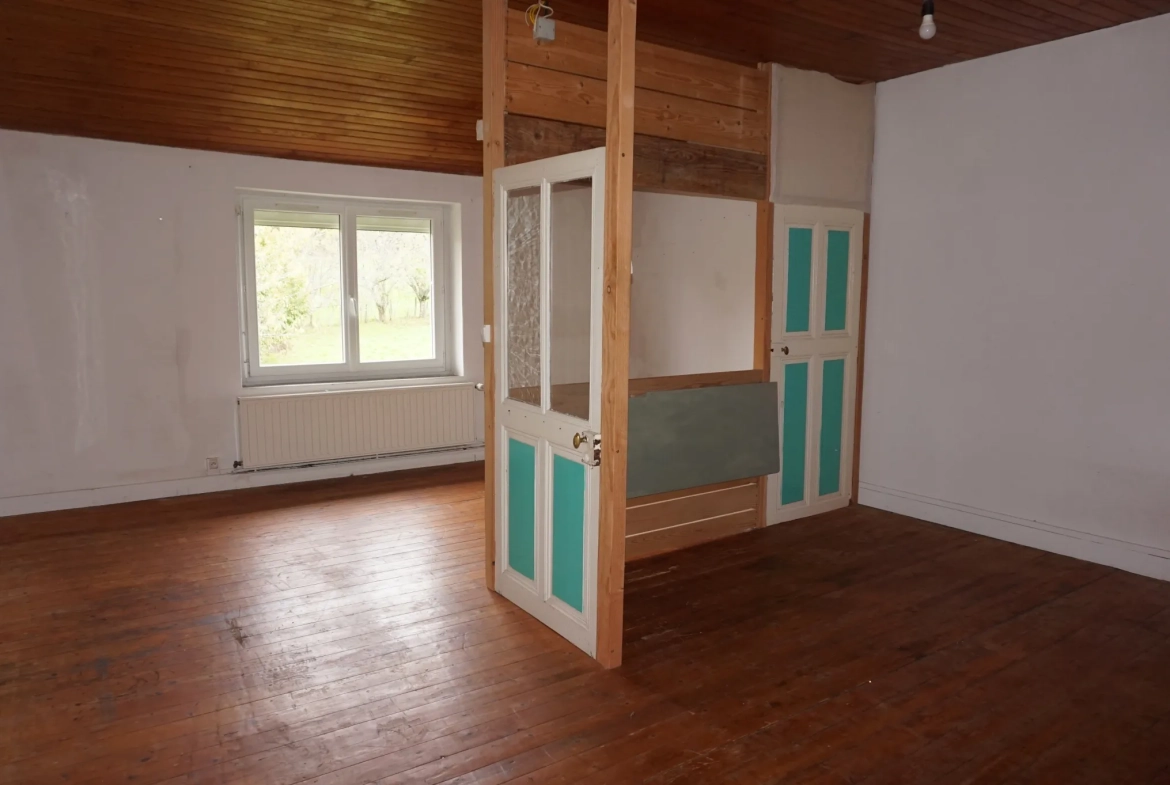 Maison de village à rafraîchir de 89 m² à Millay avec terrains et garage 