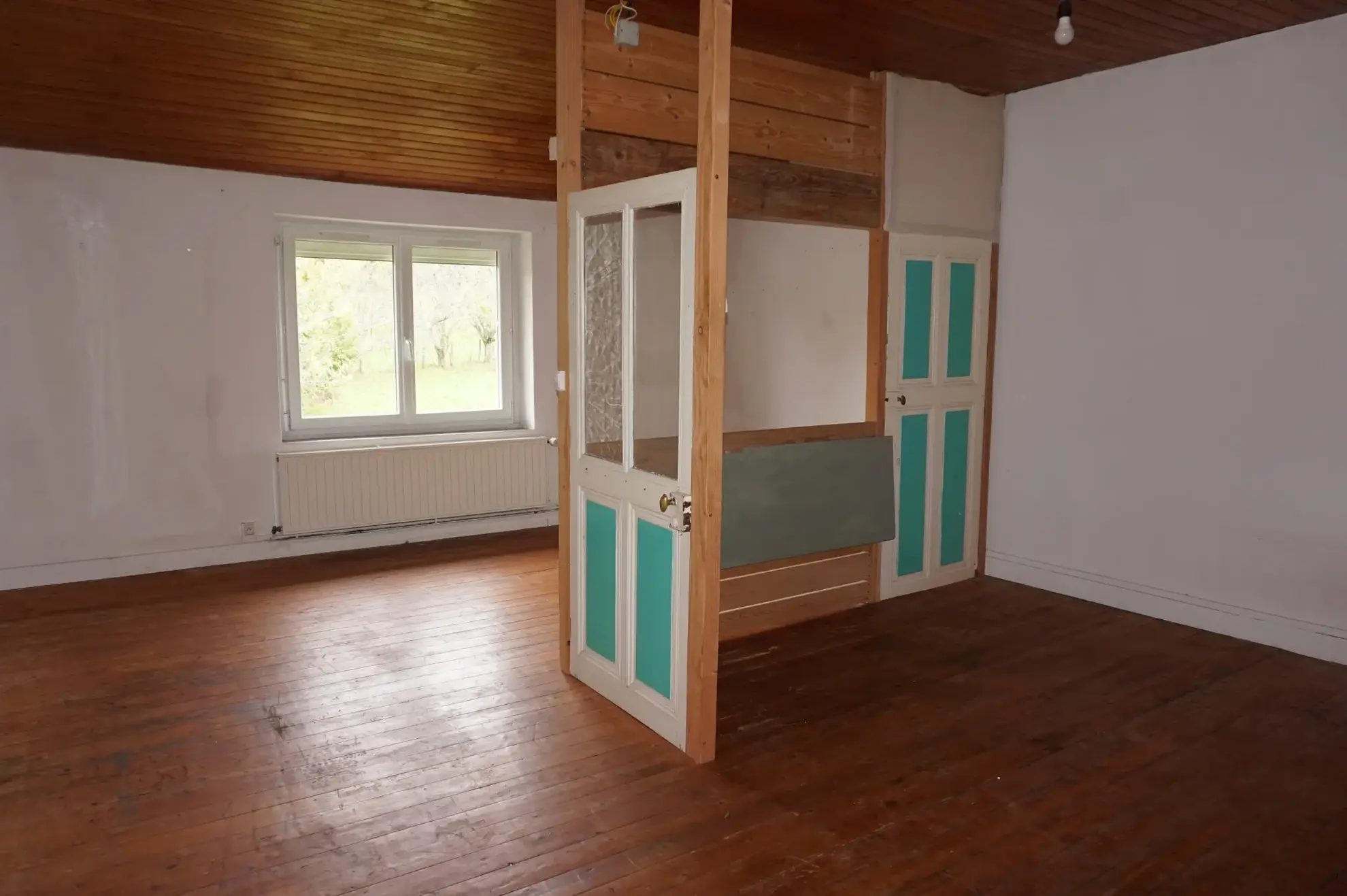 Maison de village à rafraîchir de 89 m² à Millay avec terrains et garage 