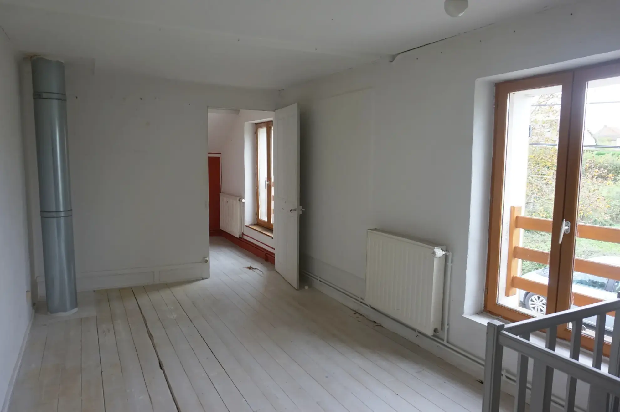 Maison de village à rafraîchir de 89 m² à Millay avec terrains et garage 
